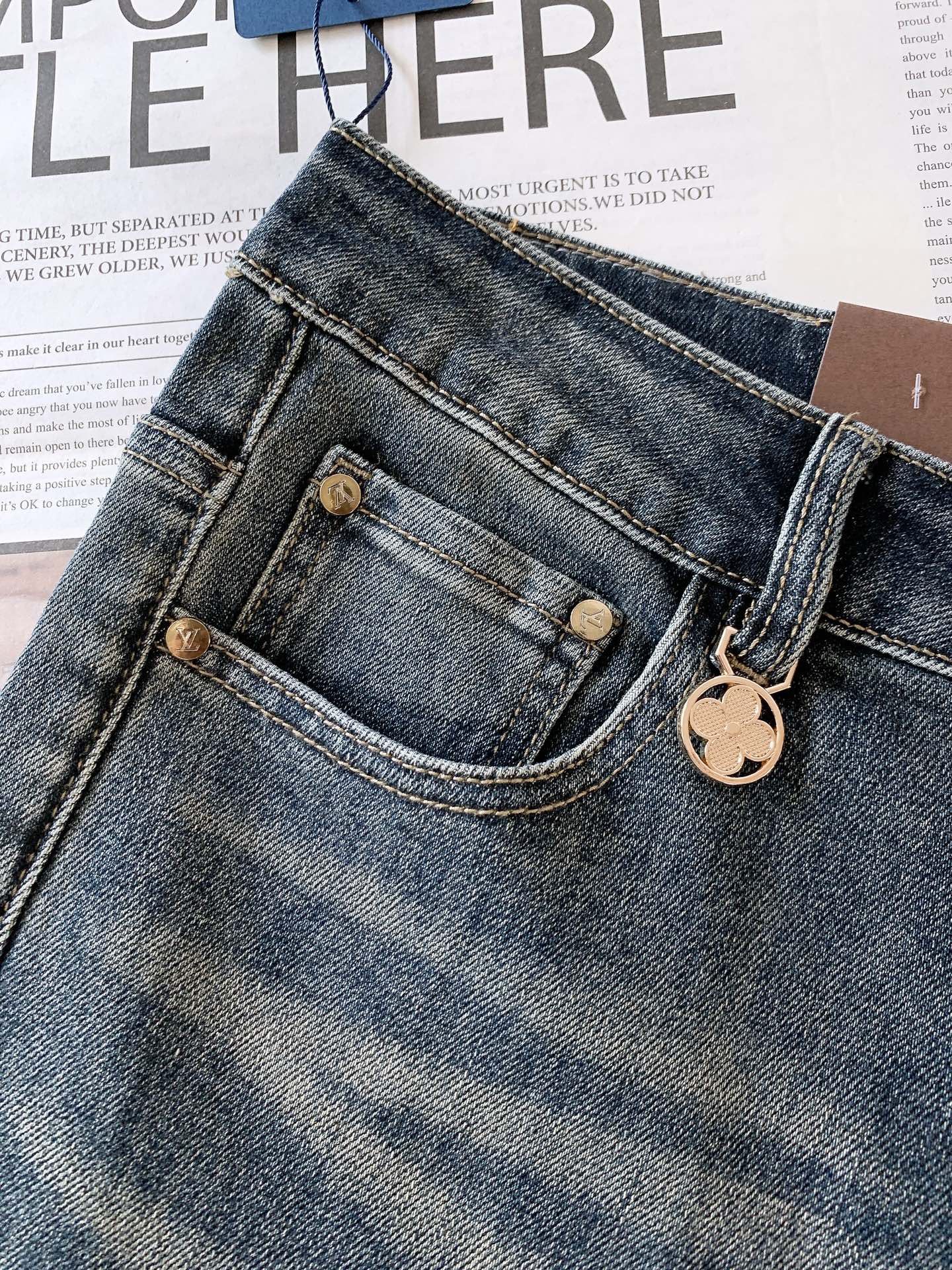 LouisVuitton 路易威登 2025FW早秋新品 高级时装感，休闲洗水牛仔裤。面料很特殊，超细精