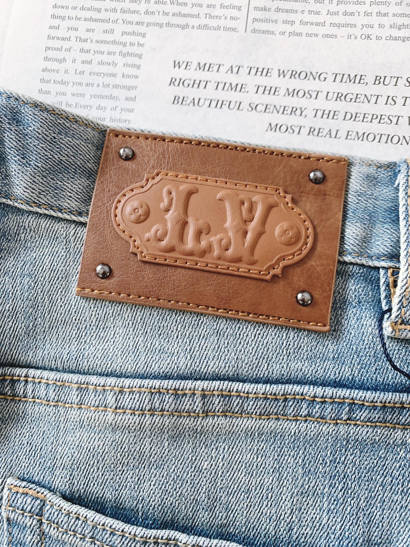 LouisVuitton 路易威登 2025FW早秋新品 高级时装感，休闲洗水牛仔裤。面料很特殊，超细精