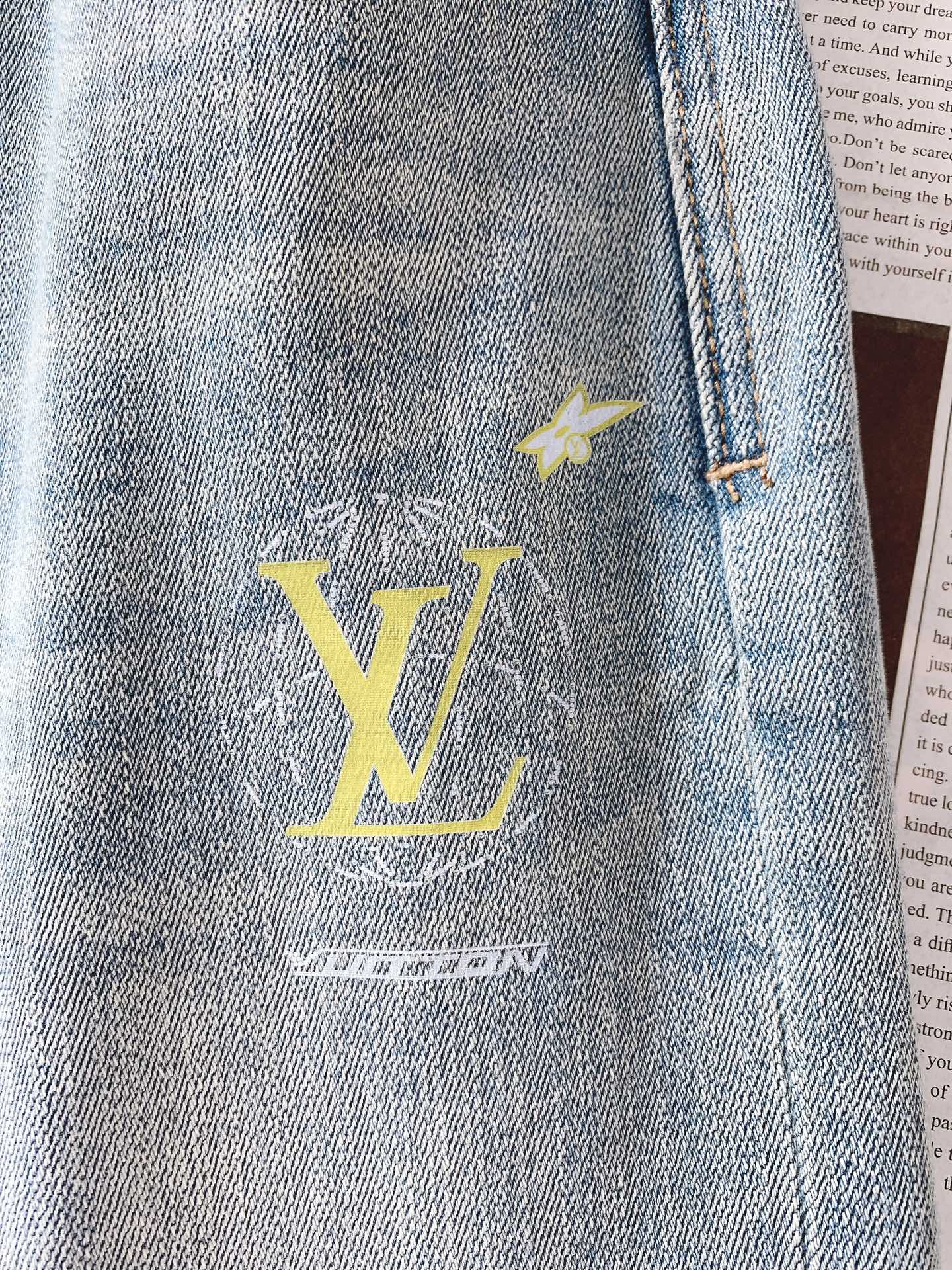 LouisVuitton 路易威登 2025FW早秋新品 高级时装感，休闲洗水牛仔裤。面料很特殊，超细精