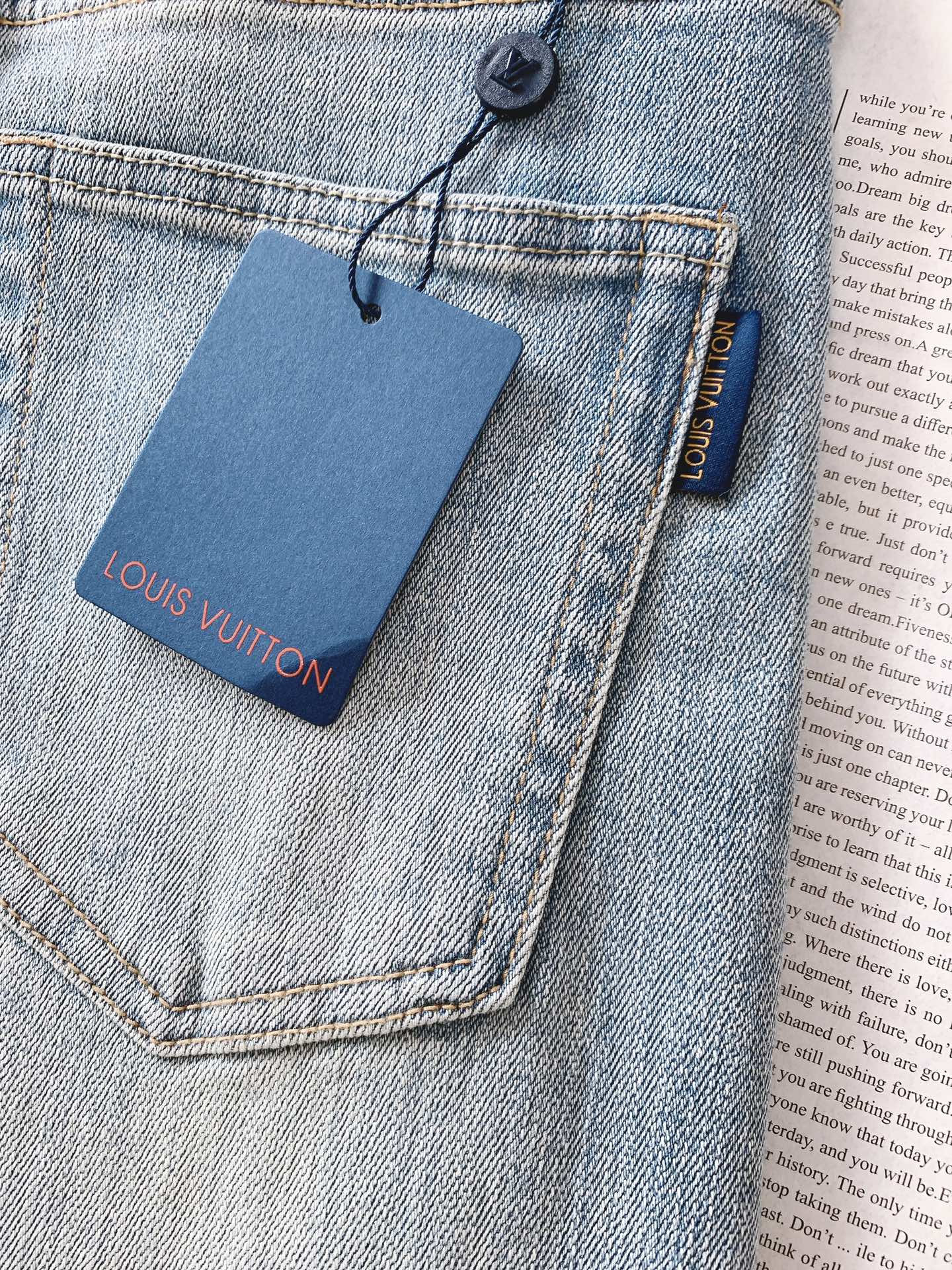 LouisVuitton 路易威登 2025FW早秋新品 高级时装感，休闲洗水牛仔裤。面料很特殊，超细精