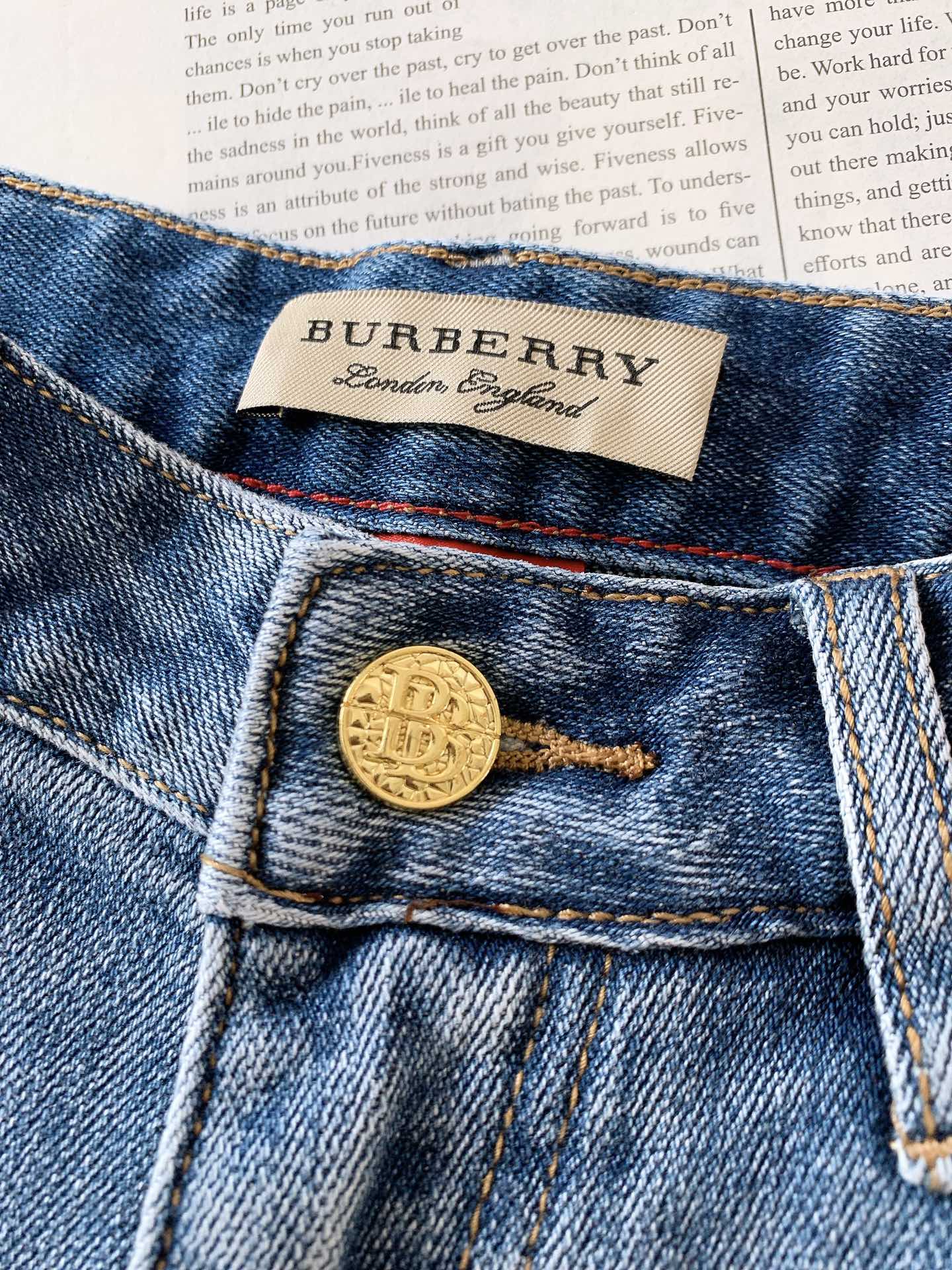 Burberry 巴宝莉 2025FW早秋新品 印花破洞牛仔裤👖精选做旧蓝牛面料，经水洗工艺呈现层次细腻