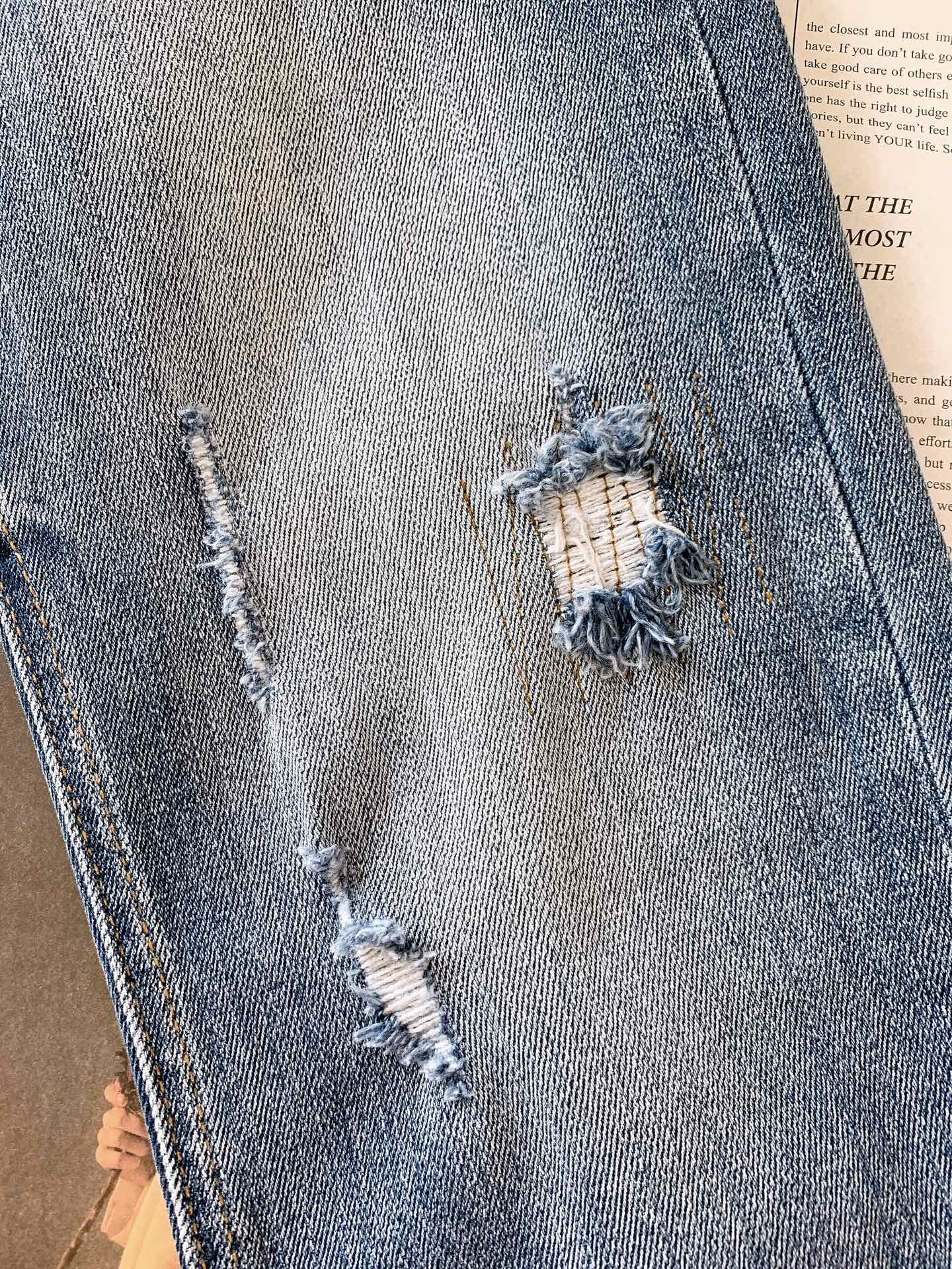 Burberry 巴宝莉 2025FW早秋新品 印花破洞牛仔裤👖精选做旧蓝牛面料，经水洗工艺呈现层次细腻