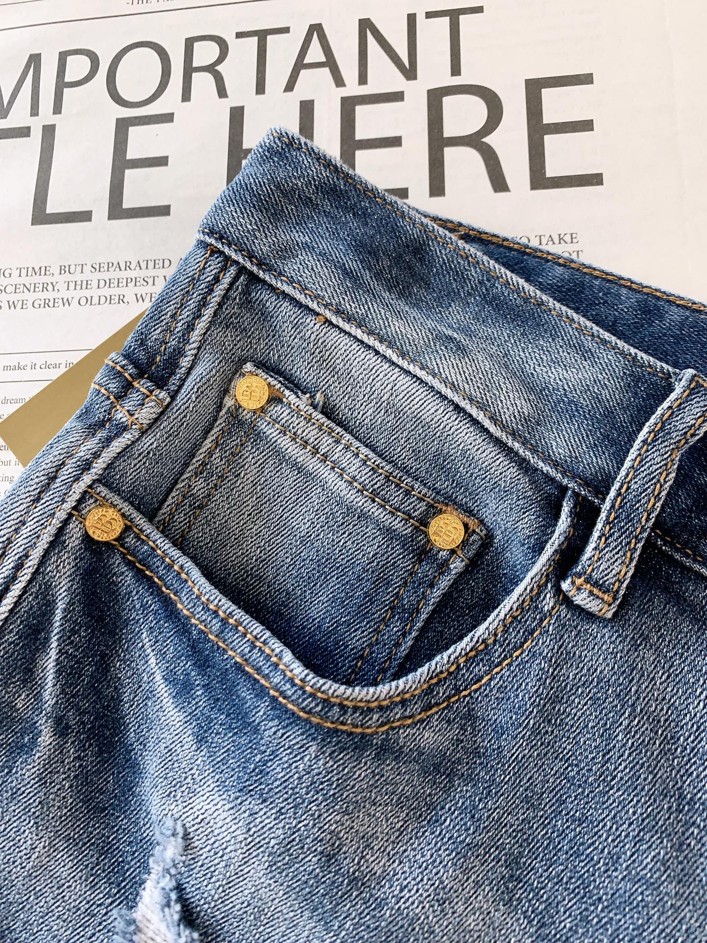 Burberry 巴宝莉 2025FW早秋新品 印花破洞牛仔裤👖精选做旧蓝牛面料，经水洗工艺呈现层次细腻
