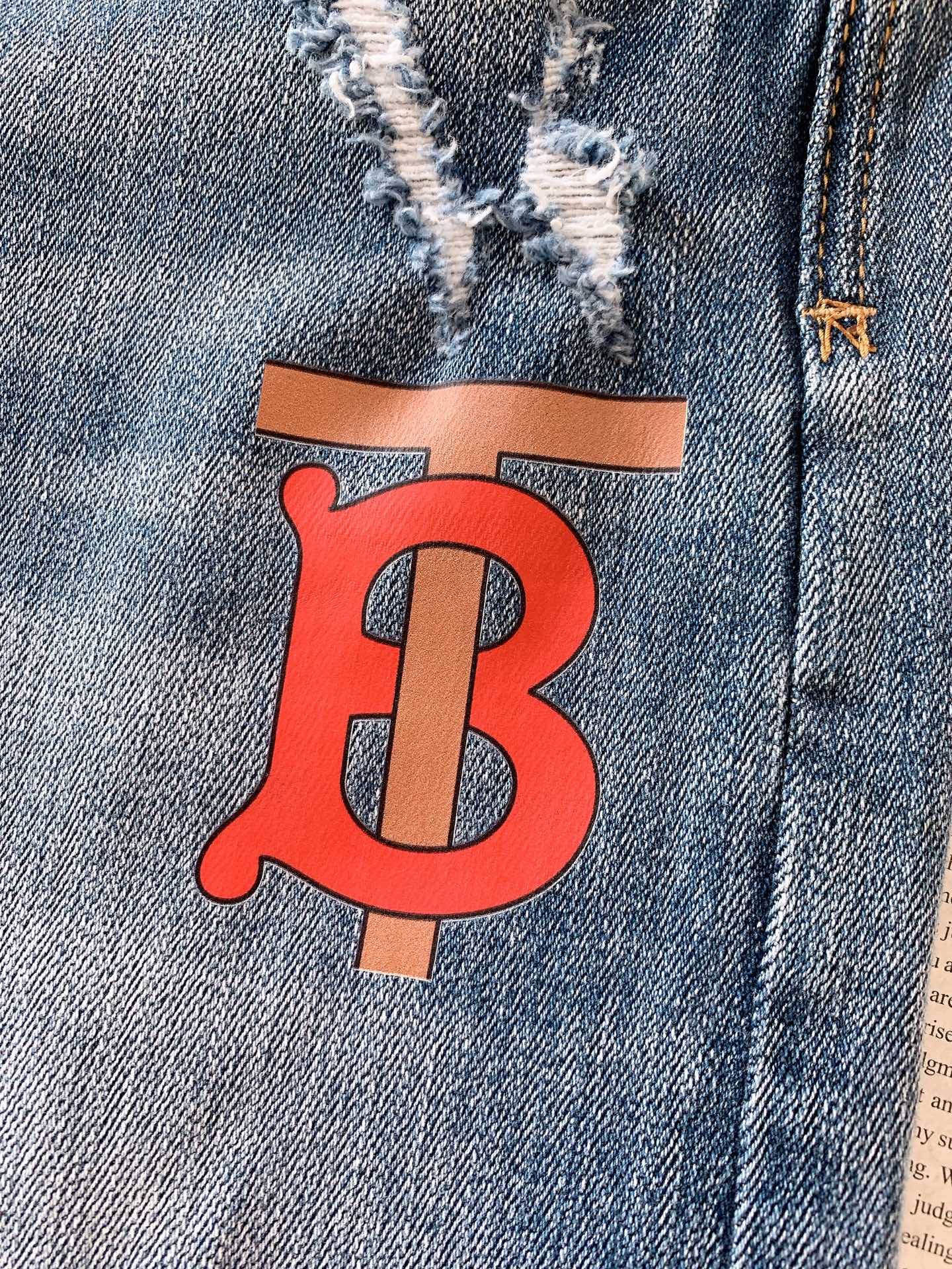 Burberry 巴宝莉 2025FW早秋新品 印花破洞牛仔裤👖精选做旧蓝牛面料，经水洗工艺呈现层次细腻