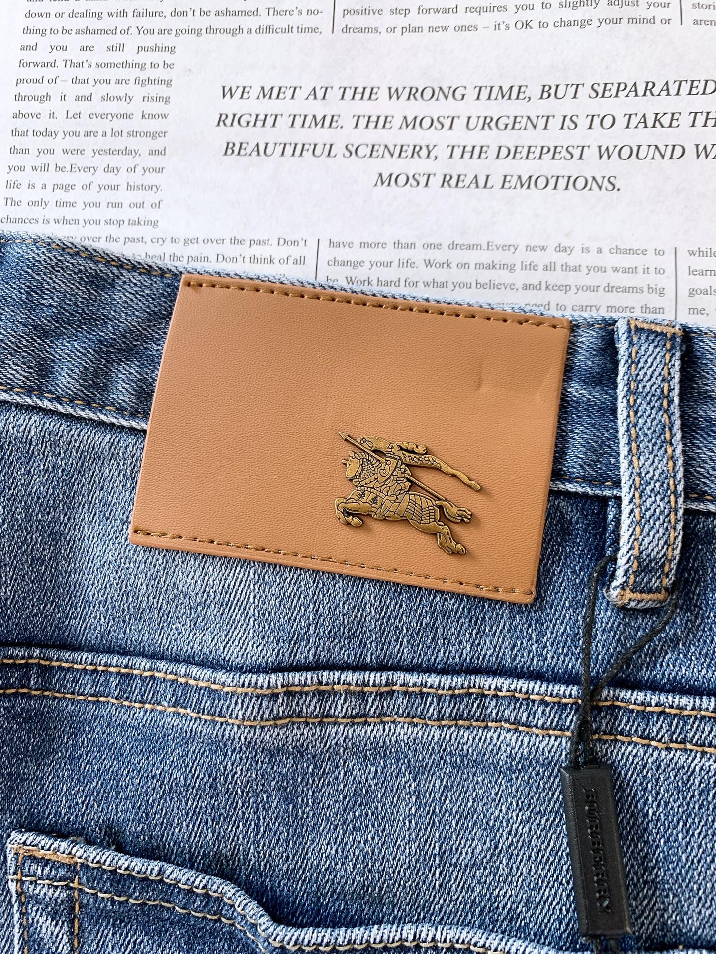 Burberry 巴宝莉 2025FW早秋新品 印花破洞牛仔裤👖精选做旧蓝牛面料，经水洗工艺呈现层次细腻