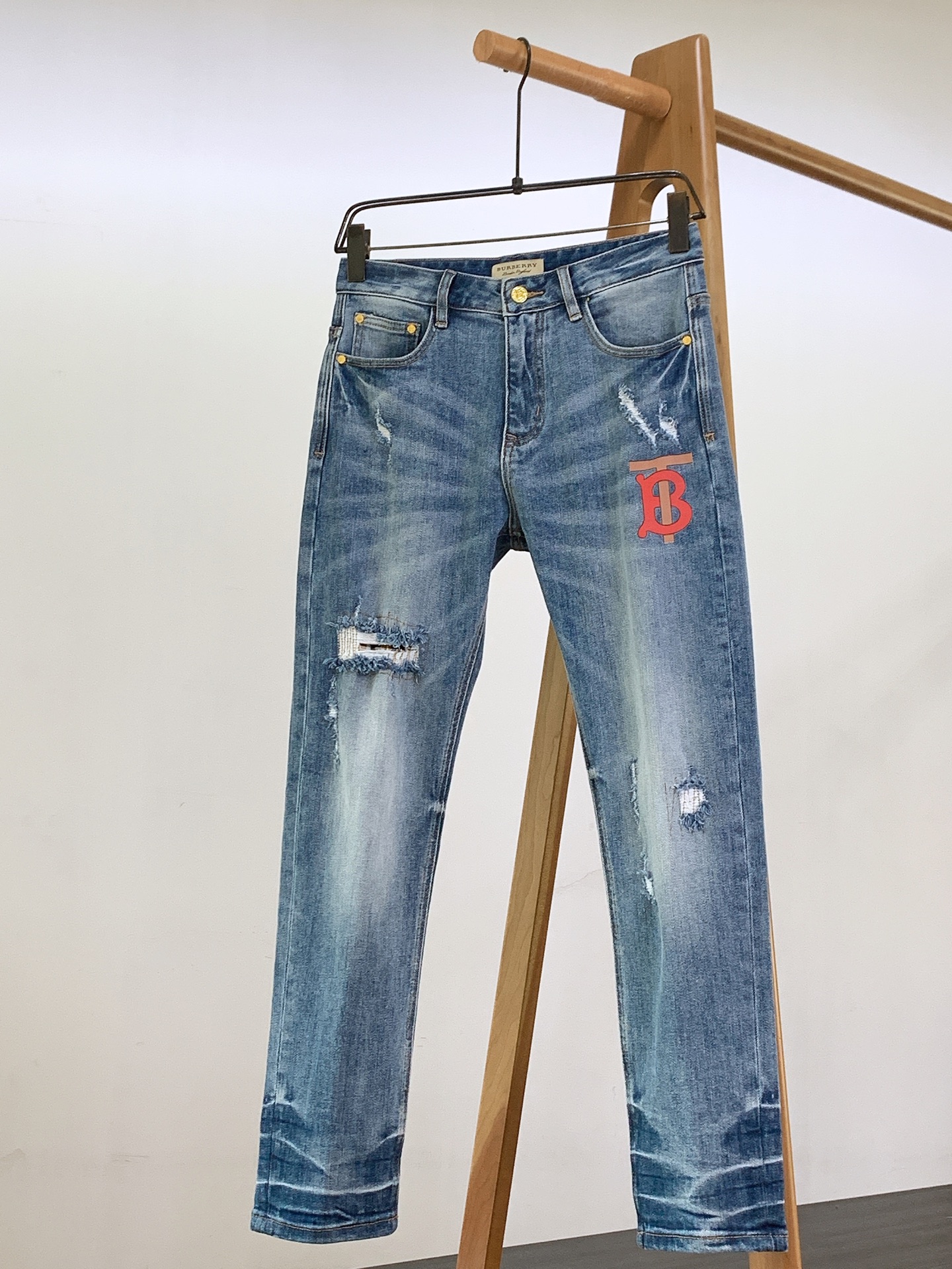 Burberry 巴宝莉 2025FW早秋新品 印花破洞牛仔裤👖精选做旧蓝牛面料，经水洗工艺呈现层次细腻