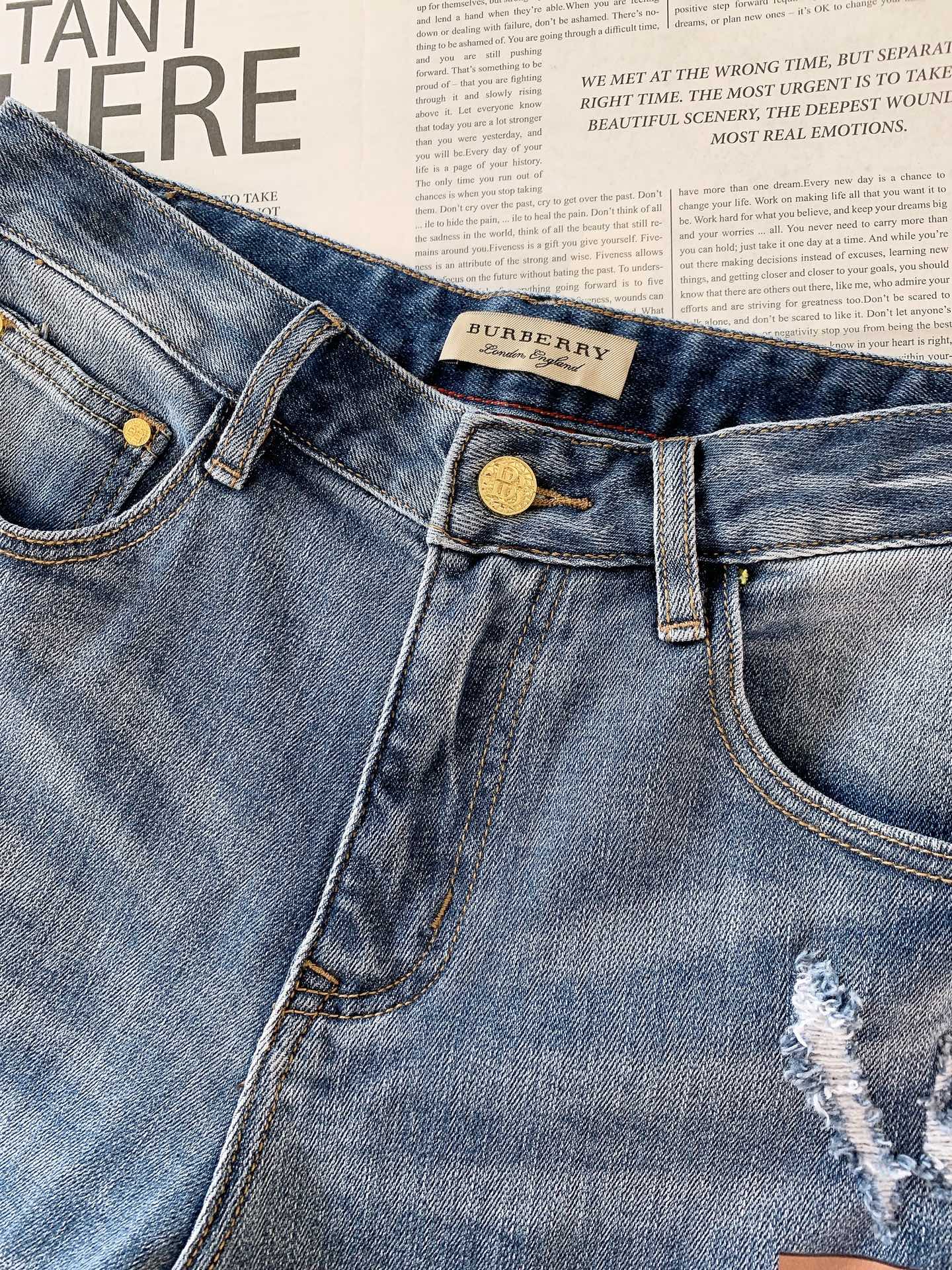 Burberry 巴宝莉 2025FW早秋新品 印花破洞牛仔裤👖精选做旧蓝牛面料，经水洗工艺呈现层次细腻