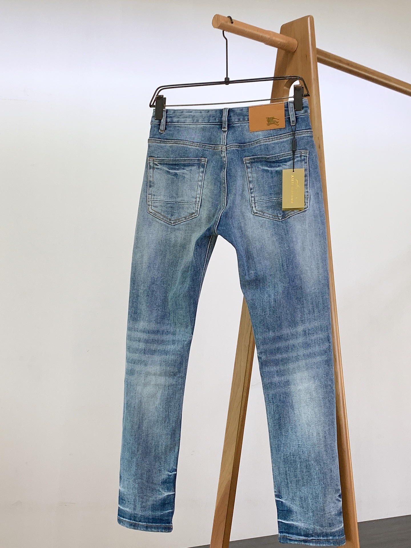 Burberry 巴宝莉 2025FW早秋新品 印花破洞牛仔裤👖精选做旧蓝牛面料，经水洗工艺呈现层次细腻