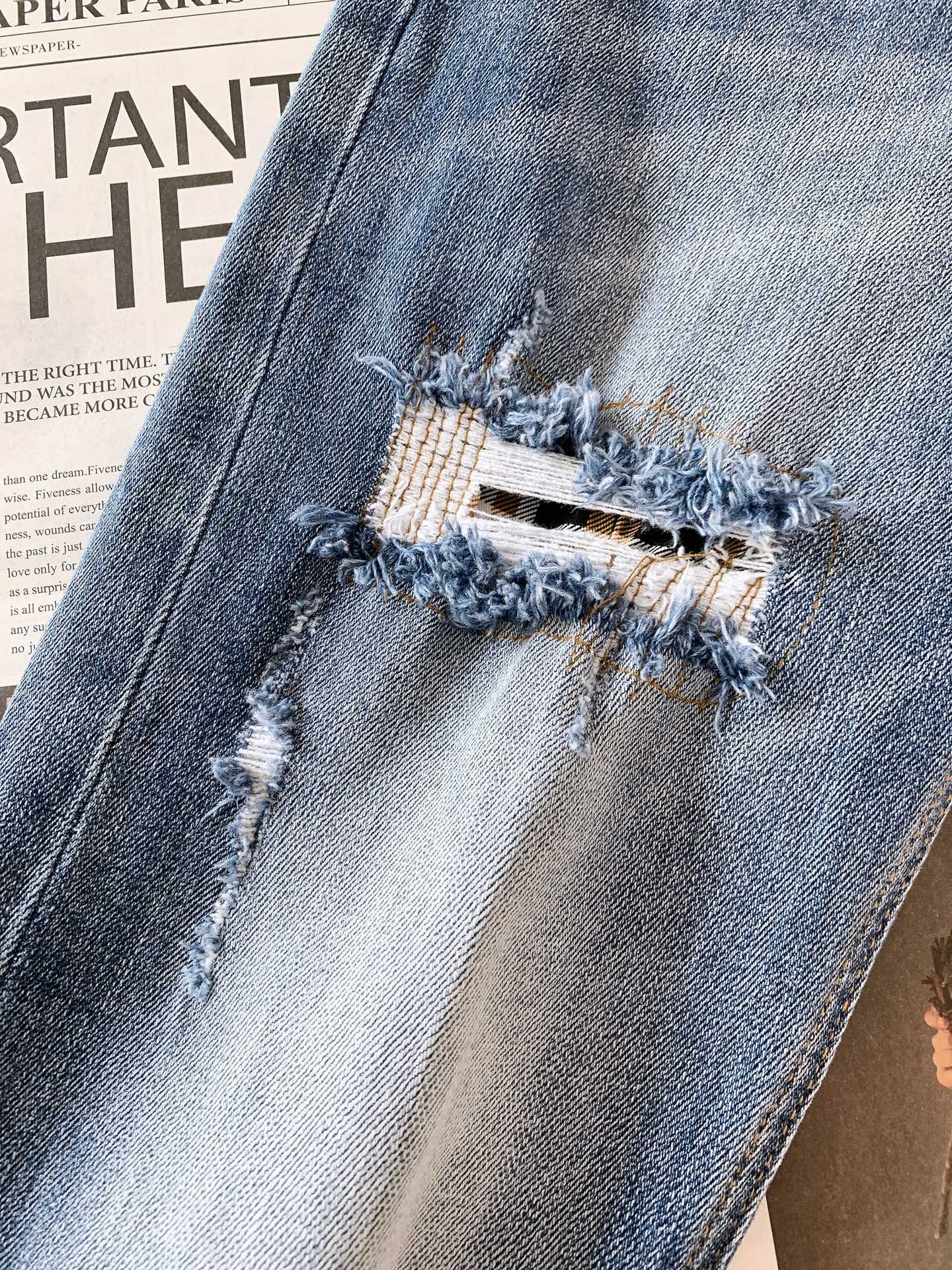 Burberry 巴宝莉 2025FW早秋新品 印花破洞牛仔裤👖精选做旧蓝牛面料，经水洗工艺呈现层次细腻