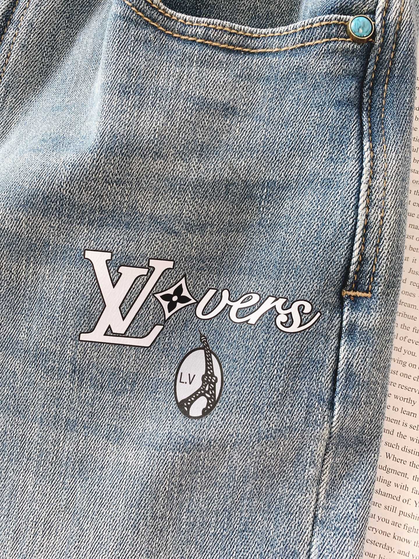 LouisVuitton 路易威登 2025FW早秋新品 高级时装感，休闲洗水牛仔裤。面料很特殊，超细精