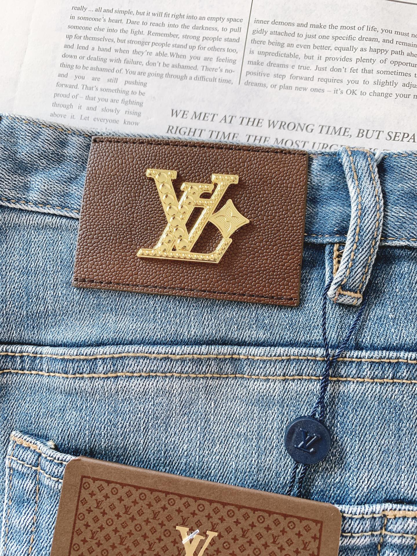 LouisVuitton 路易威登 2025FW早秋新品 高级时装感，休闲洗水牛仔裤。面料很特殊，超细精