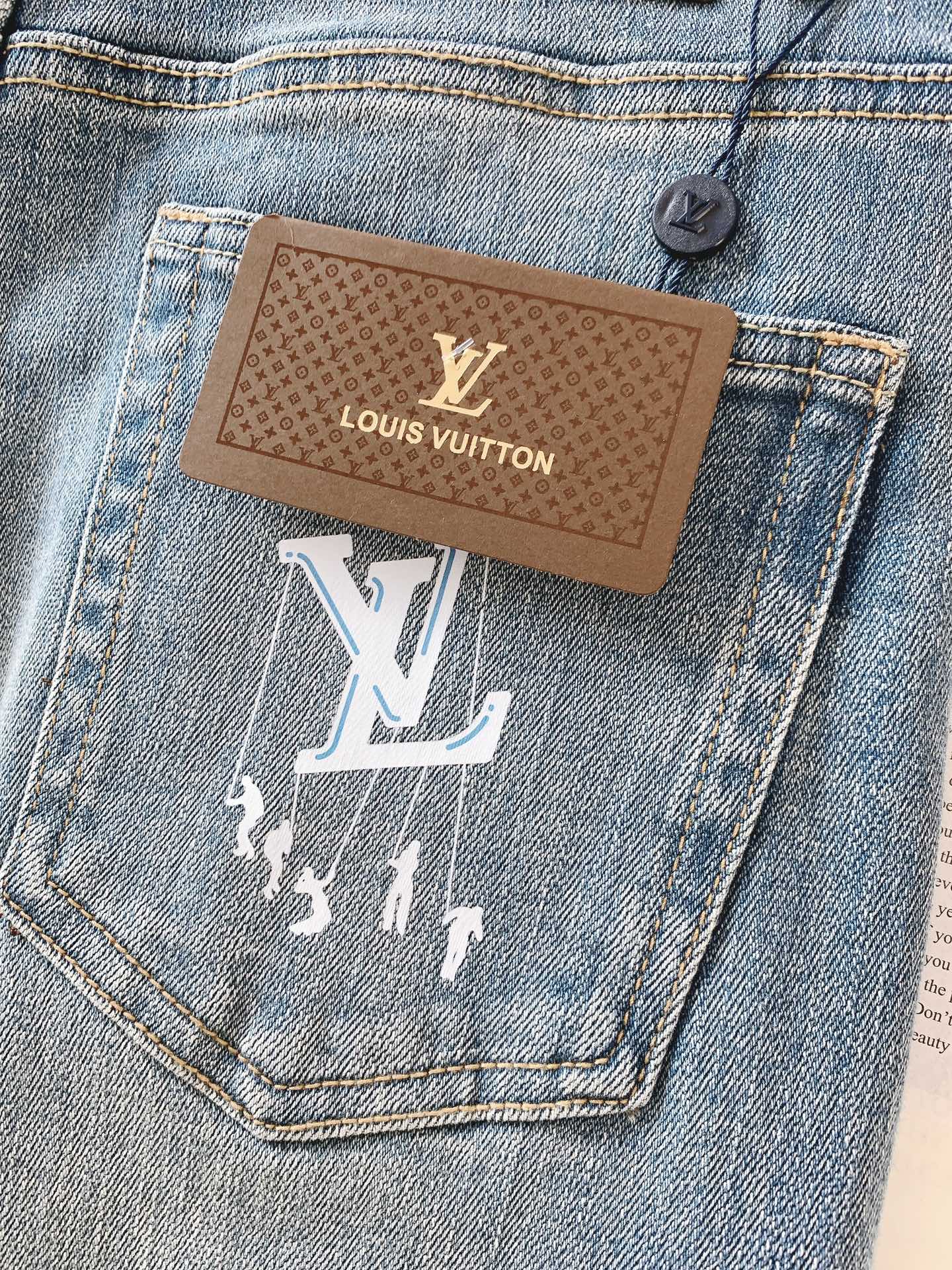 LouisVuitton 路易威登 2025FW早秋新品 高级时装感，休闲洗水牛仔裤。面料很特殊，超细精