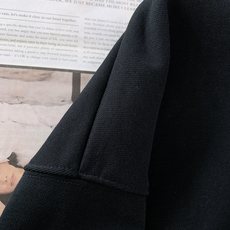 𝐁𝐚𝐥𝐞𝐧𝐜𝐢𝐚𝐠𝐚 巴黎世家 2025FW早秋新品 可乐波浪纹连帽卫衣。选用亲肤纯棉面料,经典黑与米白 𝐁𝐚𝐥𝐞𝐧𝐜𝐢𝐚𝐠𝐚 巴黎世家 2025FW早秋新品 可乐波浪纹连帽卫衣。选用亲肤纯棉面料,经典黑与米白