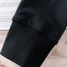 𝐁𝐚𝐥𝐞𝐧𝐜𝐢𝐚𝐠𝐚 巴黎世家 2025FW早秋新品 可乐波浪纹连帽卫衣。选用亲肤纯棉面料,经典黑与米白 𝐁𝐚𝐥𝐞𝐧𝐜𝐢𝐚𝐠𝐚 巴黎世家 2025FW早秋新品 可乐波浪纹连帽卫衣。选用亲肤纯棉面料,经典黑与米白