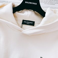𝐁𝐚𝐥𝐞𝐧𝐜𝐢𝐚𝐠𝐚 巴黎世家 2025FW早秋新品 可乐波浪纹连帽卫衣。选用亲肤纯棉面料,经典黑与米白 𝐁𝐚𝐥𝐞𝐧𝐜𝐢𝐚𝐠𝐚 巴黎世家 2025FW早秋新品 可乐波浪纹连帽卫衣。选用亲肤纯棉面料,经典黑与米白