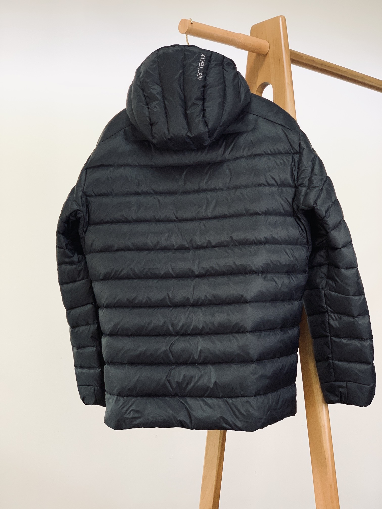 ARCTERYX 始祖鸟 2025FW秋冬新品休闲连帽羽绒服:户外科技与保暖美学的硬核标杆选用填充90号