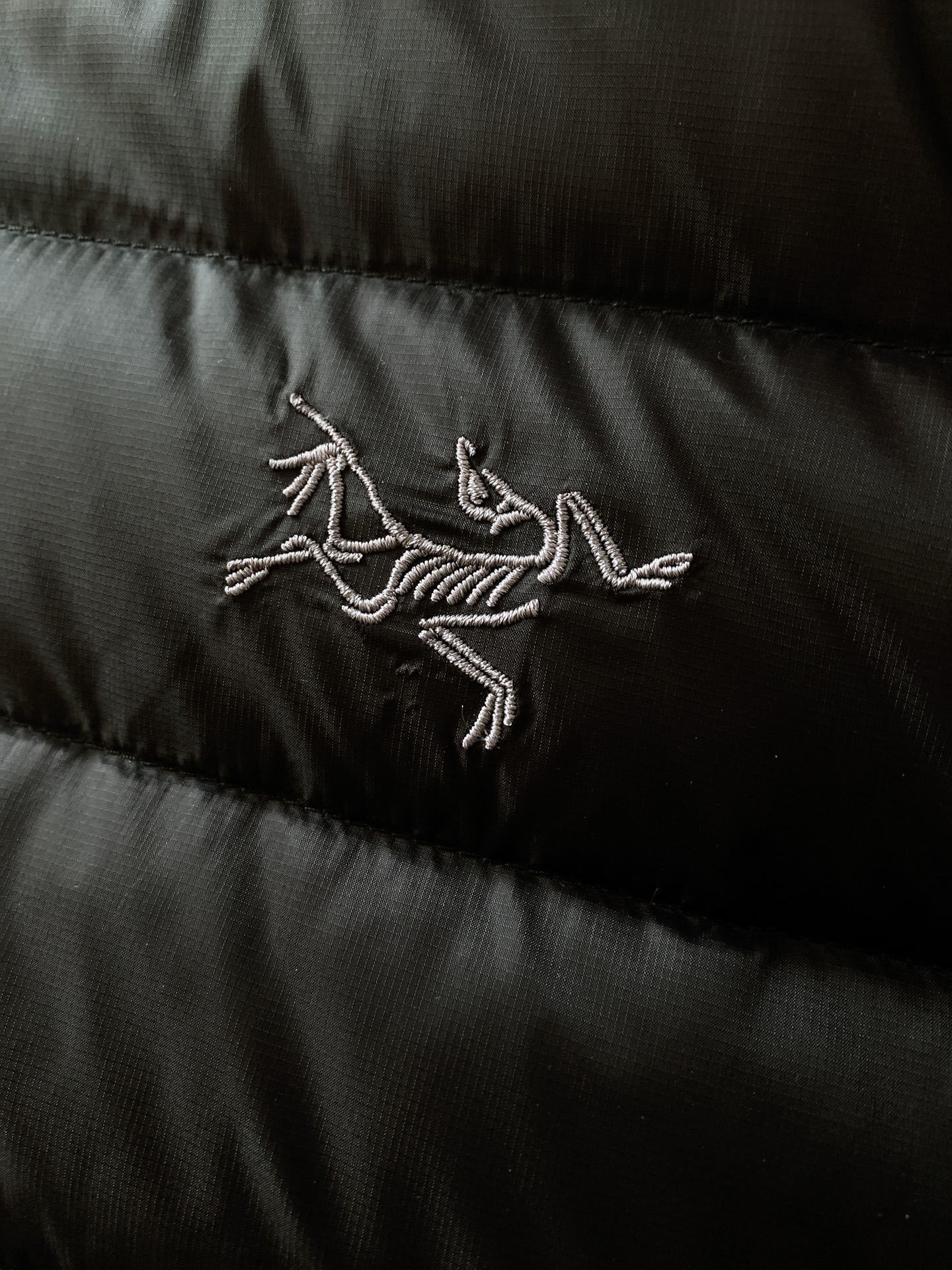 ARCTERYX 始祖鸟 2025FW秋冬新品休闲连帽羽绒服:户外科技与保暖美学的硬核标杆选用填充90号