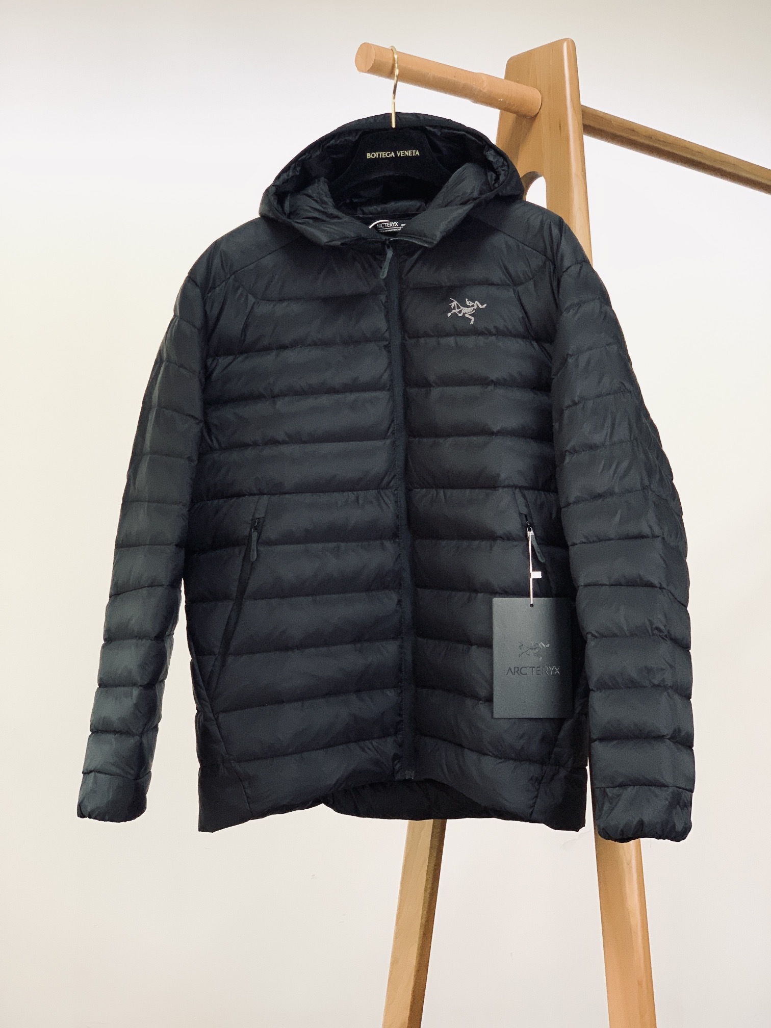 ARCTERYX 始祖鸟 2025FW秋冬新品休闲连帽羽绒服:户外科技与保暖美学的硬核标杆选用填充90号