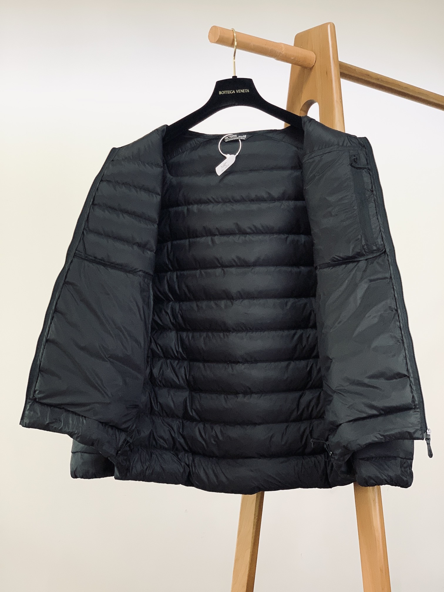 ARCTERYX 始祖鸟 2025FW秋冬新品休闲连帽羽绒服:户外科技与保暖美学的硬核标杆选用填充90号