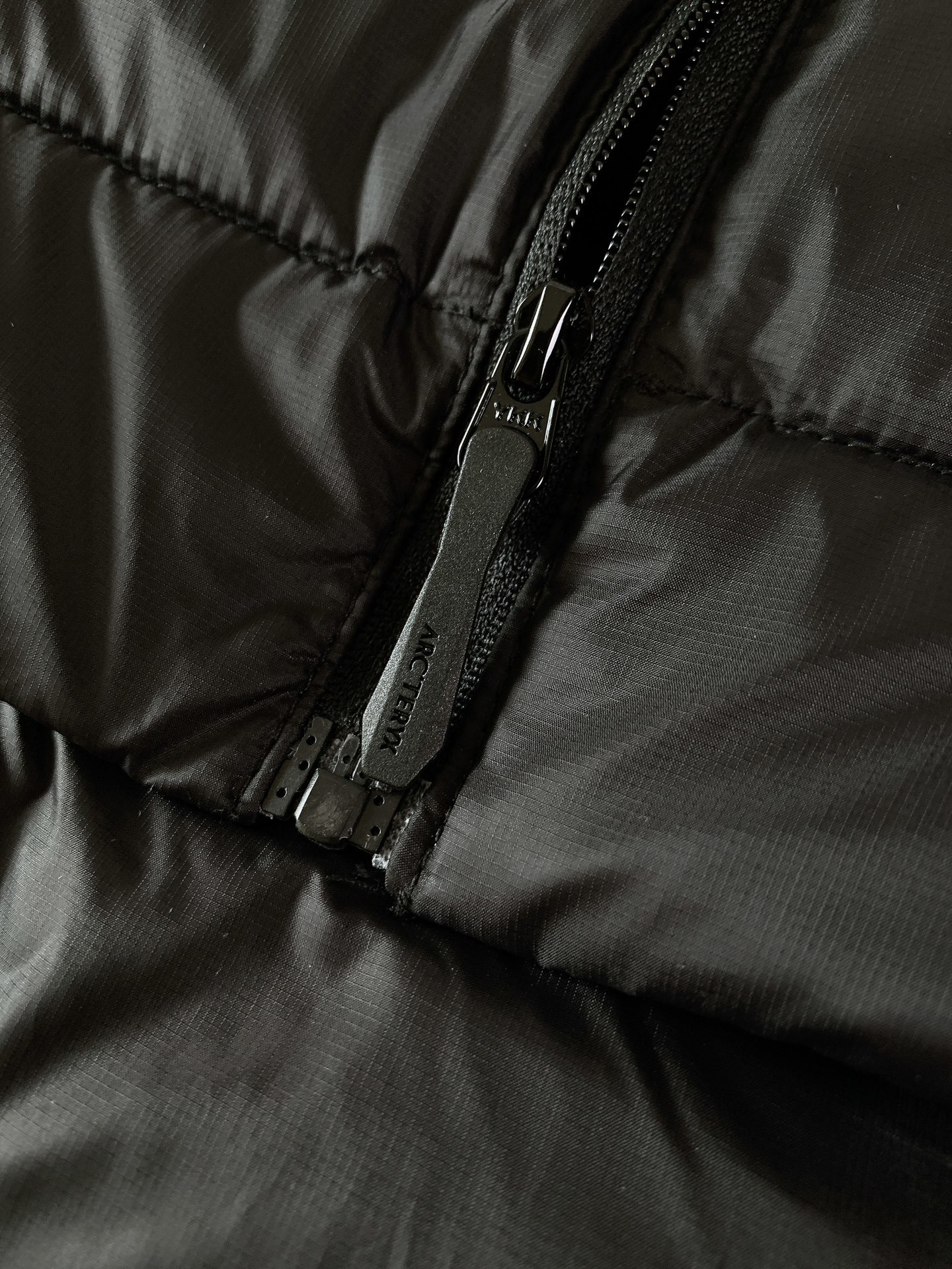 ARCTERYX 始祖鸟 2025FW秋冬新品休闲连帽羽绒服:户外科技与保暖美学的硬核标杆选用填充90号