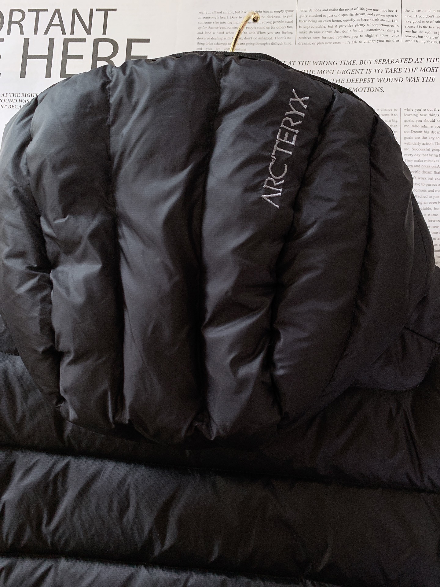 ARCTERYX 始祖鸟 2025FW秋冬新品休闲连帽羽绒服:户外科技与保暖美学的硬核标杆选用填充90号