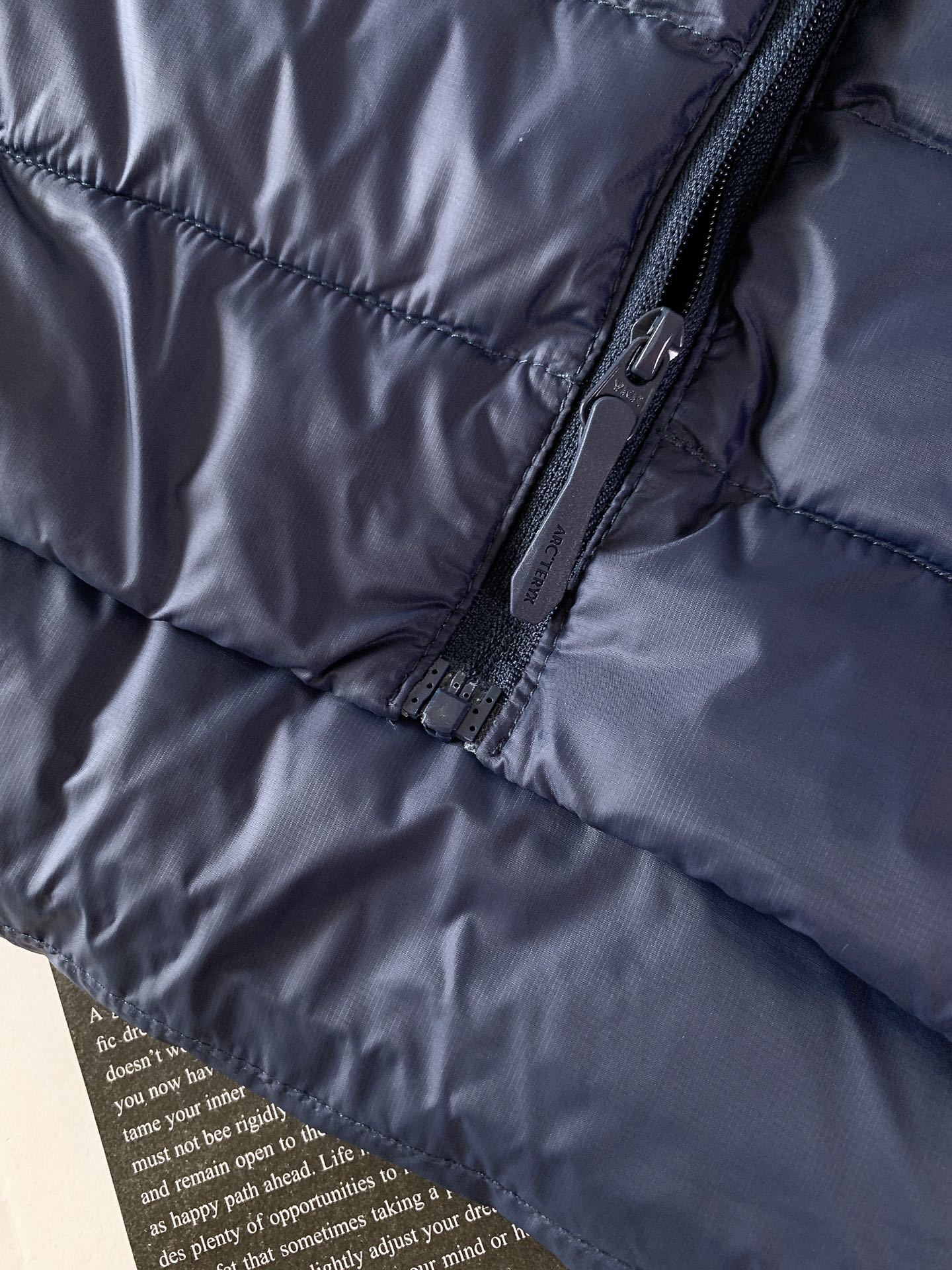 ARCTERYX 始祖鸟 2025FW秋冬新品休闲连帽羽绒服:户外科技与保暖美学的硬核标杆选用填充90号