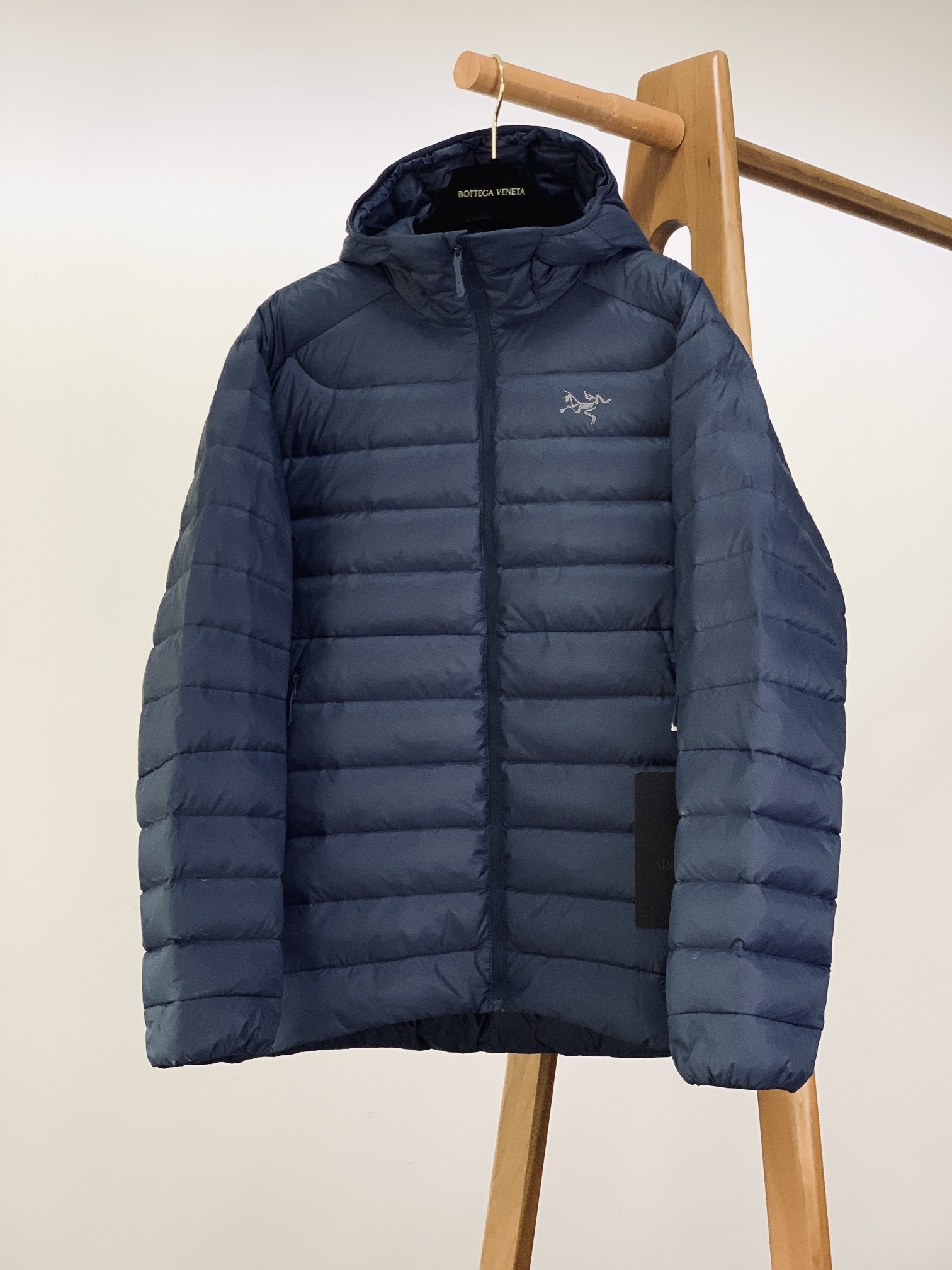 ARCTERYX 始祖鸟 2025FW秋冬新品休闲连帽羽绒服:户外科技与保暖美学的硬核标杆选用填充90号