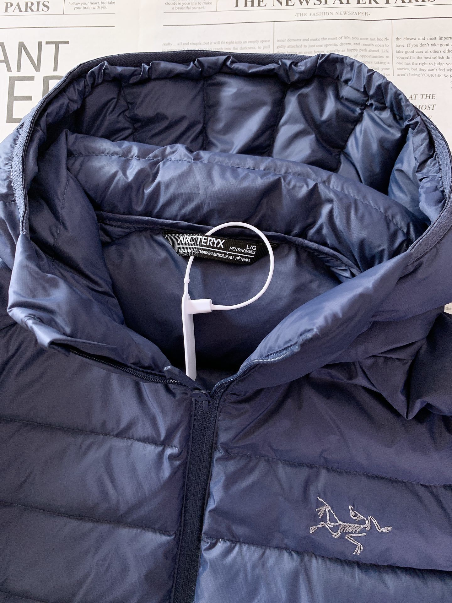 ARCTERYX 始祖鸟 2025FW秋冬新品休闲连帽羽绒服:户外科技与保暖美学的硬核标杆选用填充90号