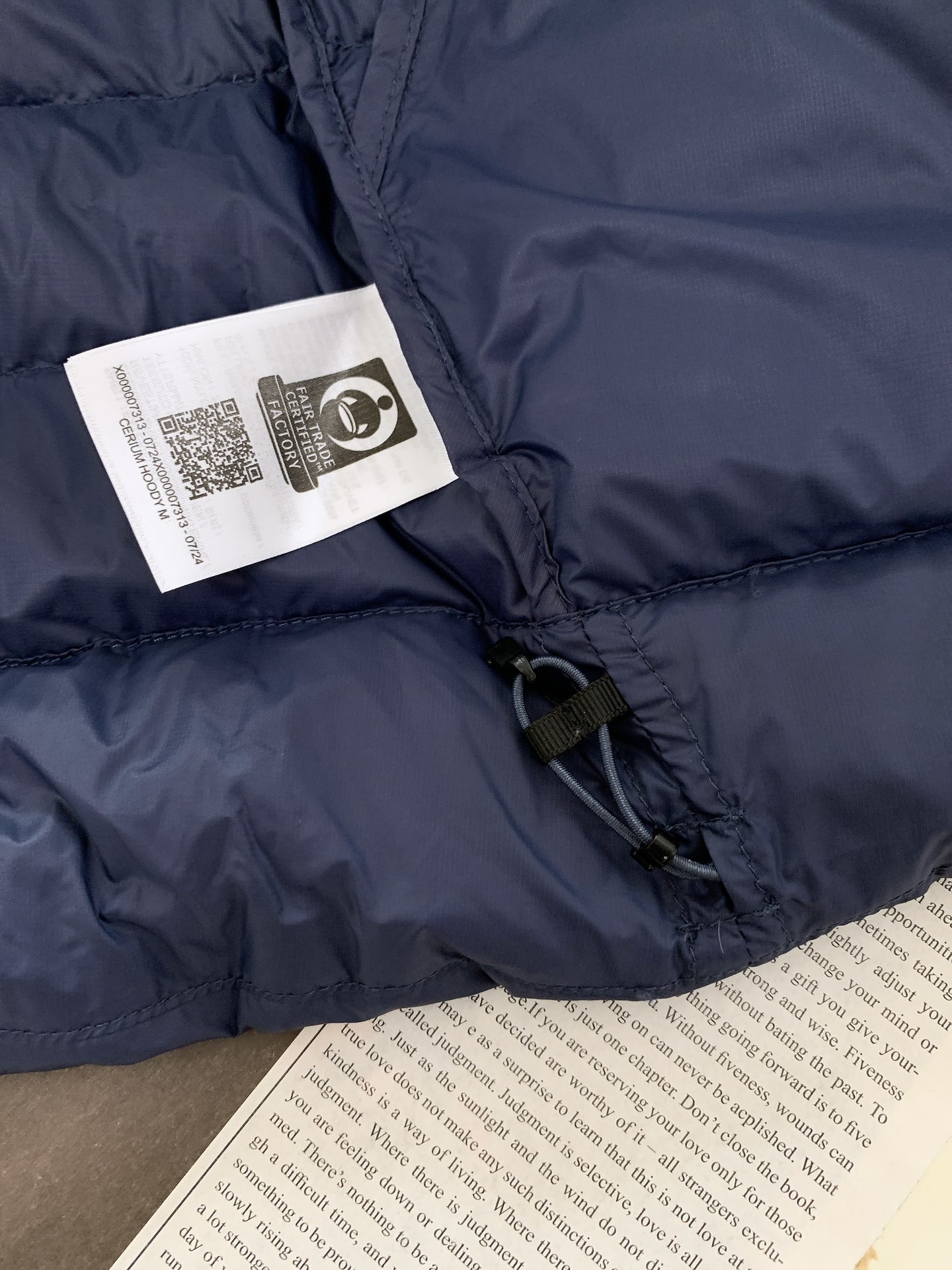 ARCTERYX 始祖鸟 2025FW秋冬新品休闲连帽羽绒服:户外科技与保暖美学的硬核标杆选用填充90号
