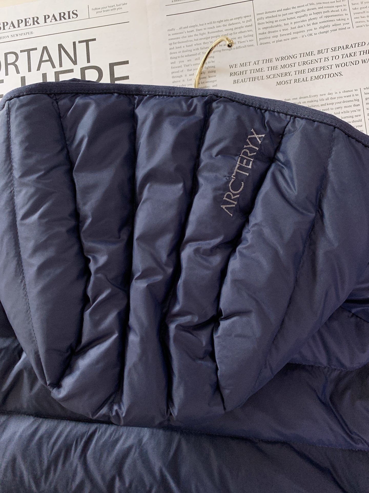 ARCTERYX 始祖鸟 2025FW秋冬新品休闲连帽羽绒服:户外科技与保暖美学的硬核标杆选用填充90号