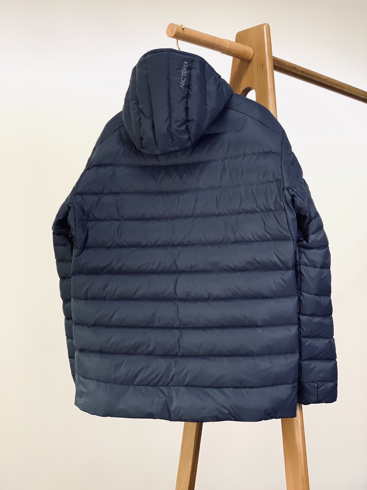 ARCTERYX 始祖鸟 2025FW秋冬新品休闲连帽羽绒服:户外科技与保暖美学的硬核标杆选用填充90号