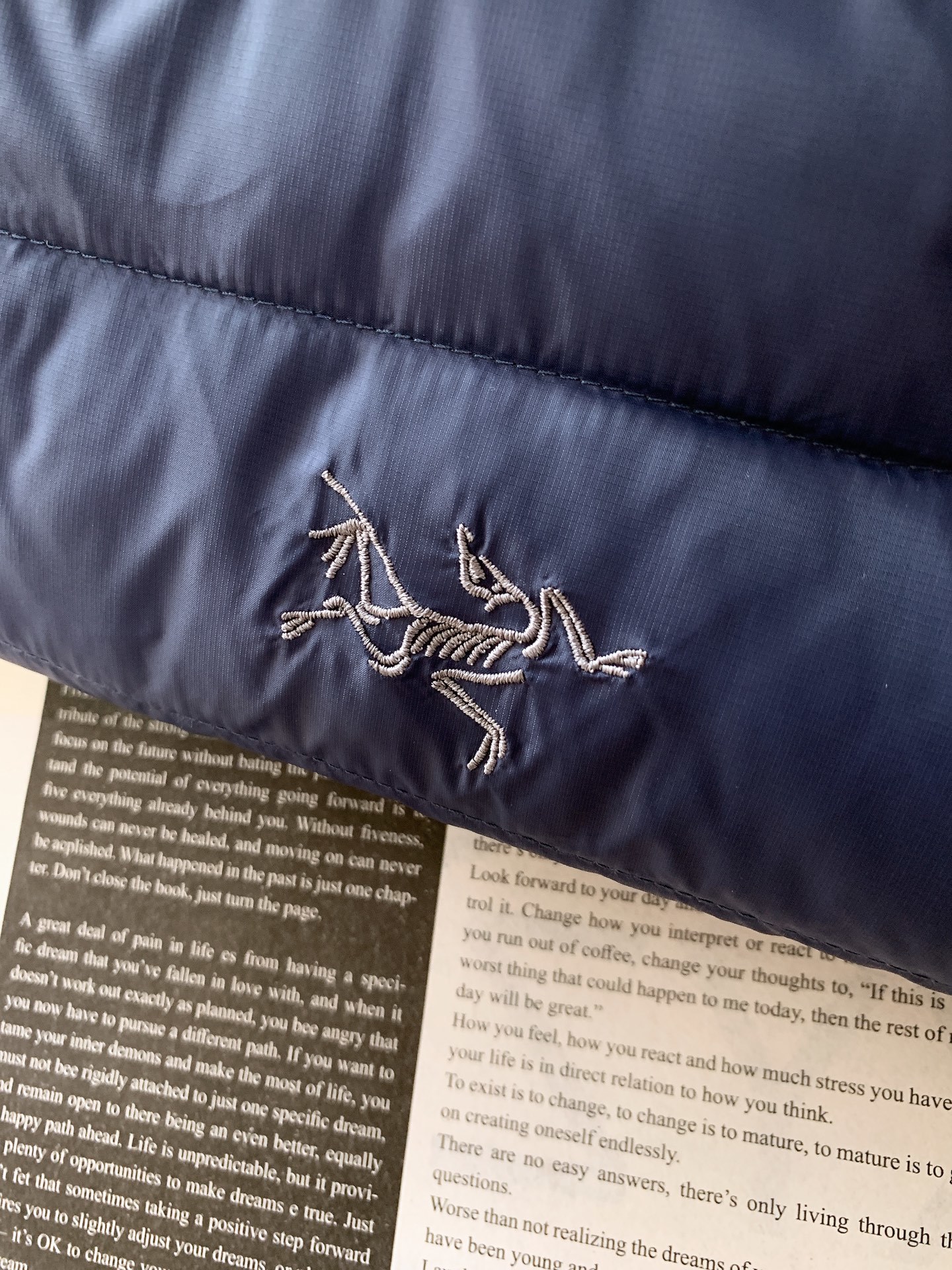 ARCTERYX 始祖鸟 2025FW秋冬新品休闲连帽羽绒服:户外科技与保暖美学的硬核标杆选用填充90号
