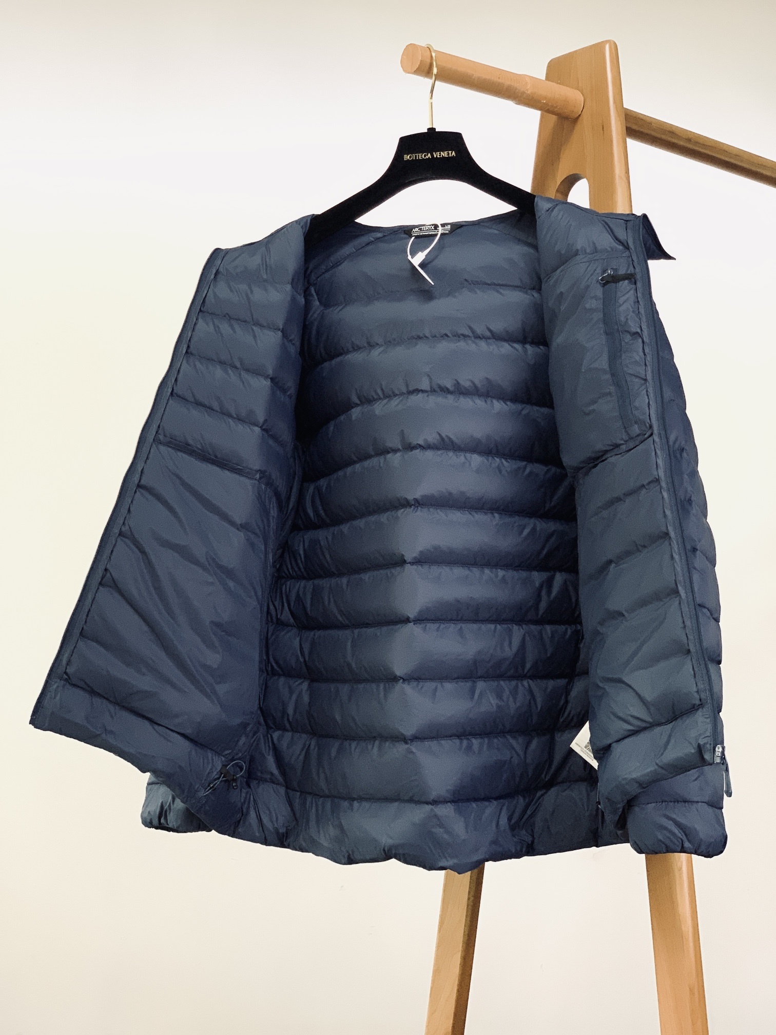 ARCTERYX 始祖鸟 2025FW秋冬新品休闲连帽羽绒服:户外科技与保暖美学的硬核标杆选用填充90号