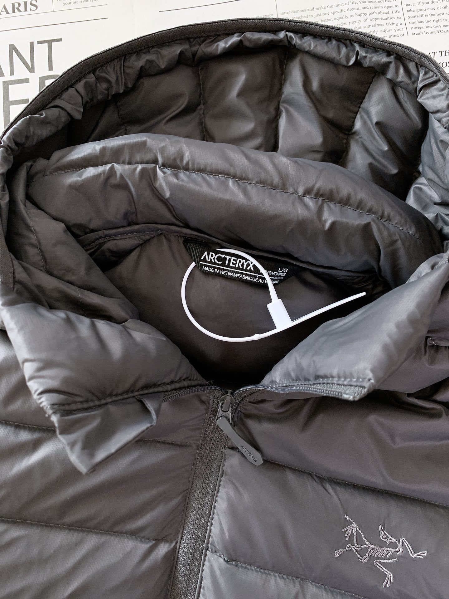 ARCTERYX 始祖鸟 2025FW秋冬新品休闲连帽羽绒服:户外科技与保暖美学的硬核标杆选用填充90号