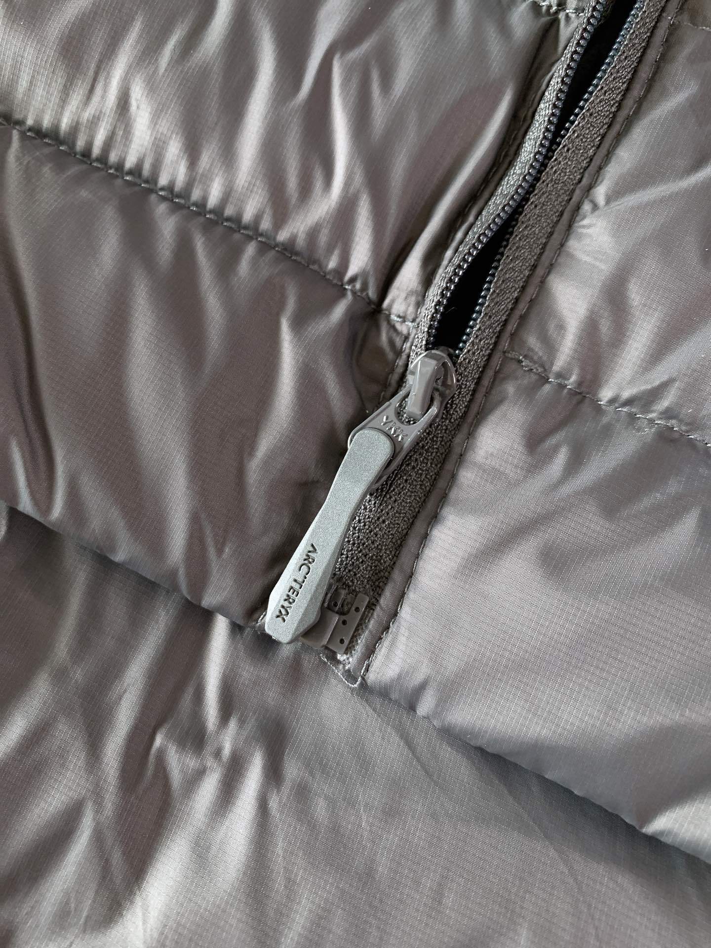 ARCTERYX 始祖鸟 2025FW秋冬新品休闲连帽羽绒服:户外科技与保暖美学的硬核标杆选用填充90号