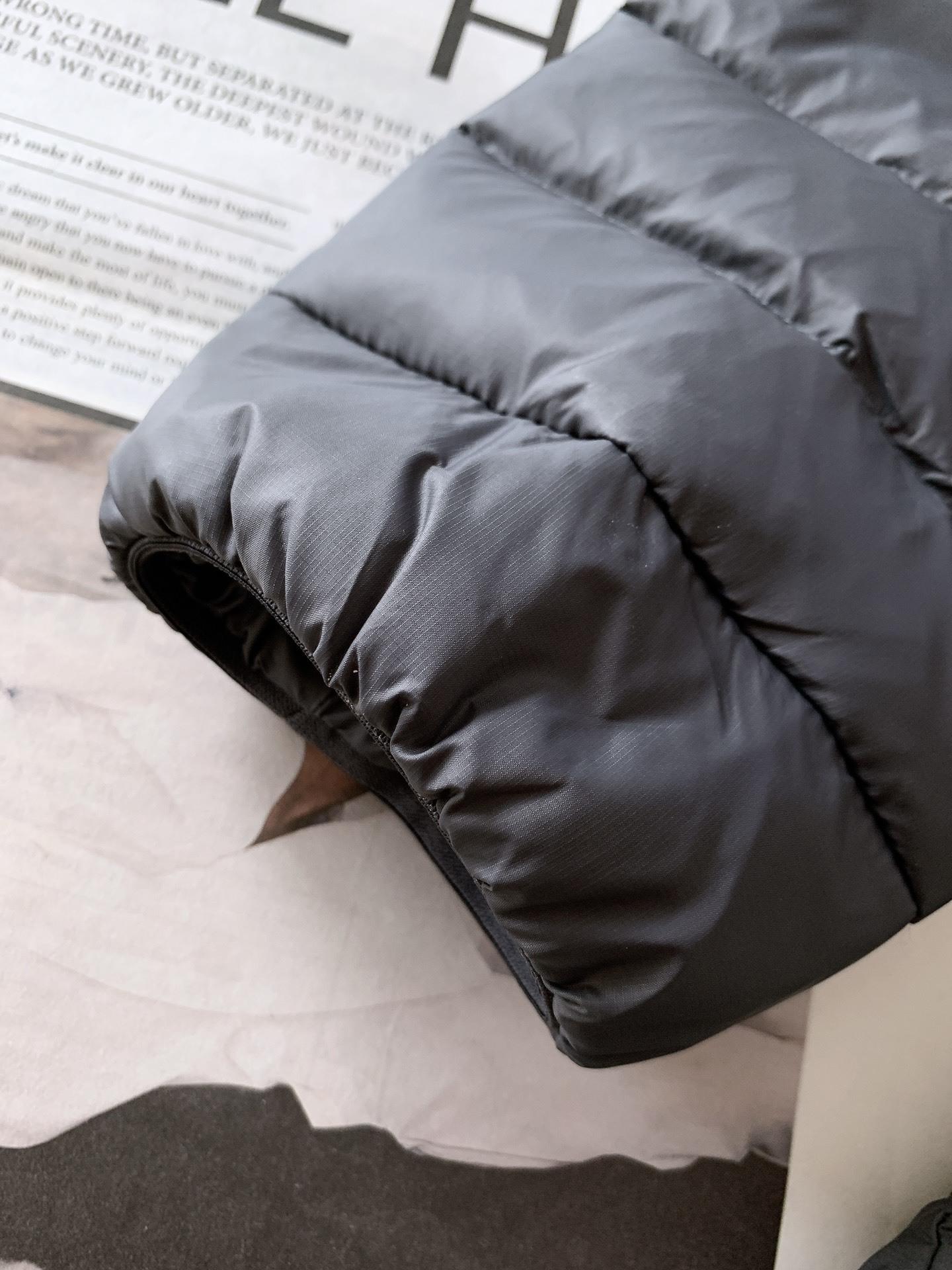 ARCTERYX 始祖鸟 2025FW秋冬新品休闲连帽羽绒服:户外科技与保暖美学的硬核标杆选用填充90号