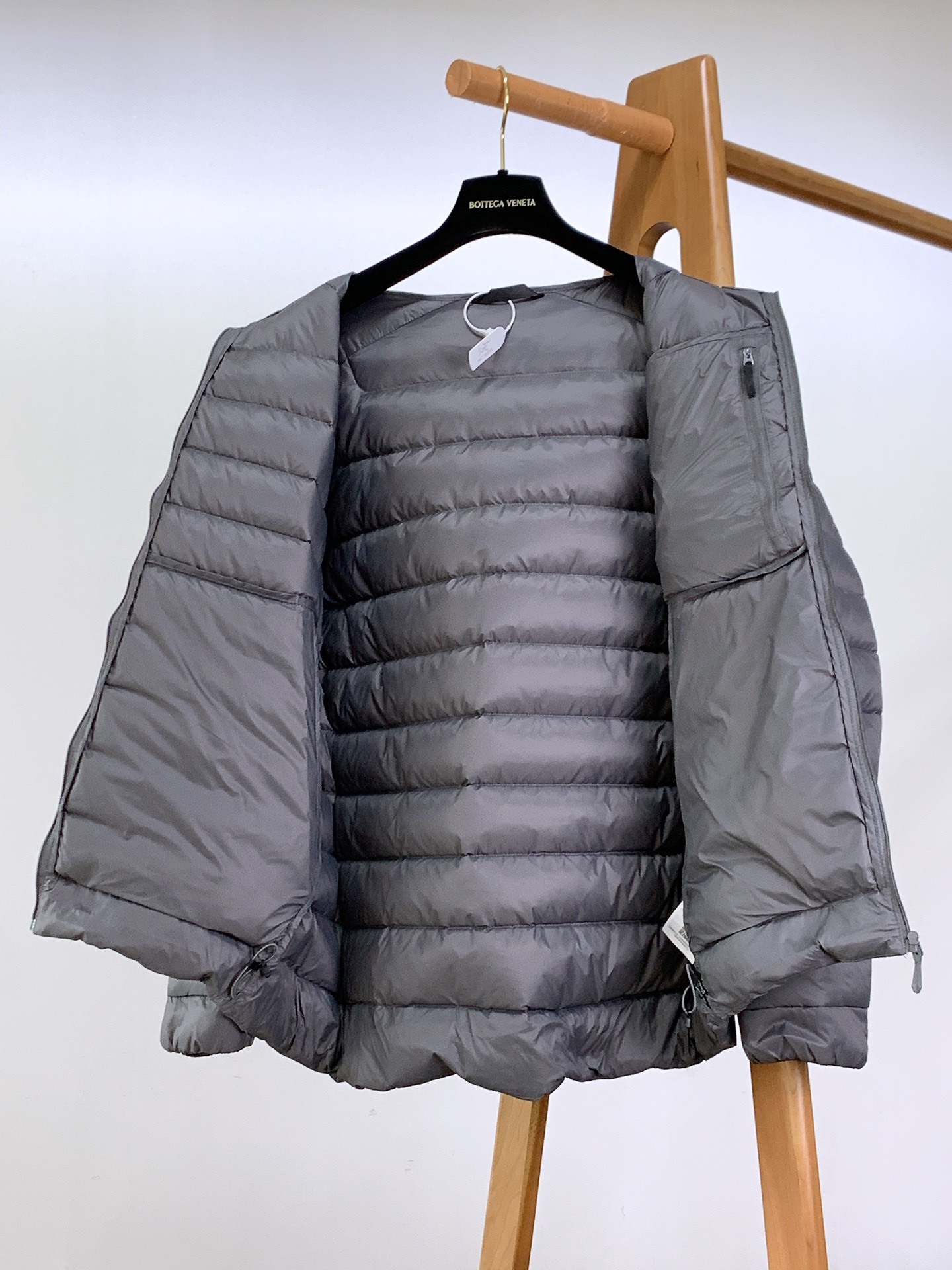 ARCTERYX 始祖鸟 2025FW秋冬新品休闲连帽羽绒服:户外科技与保暖美学的硬核标杆选用填充90号