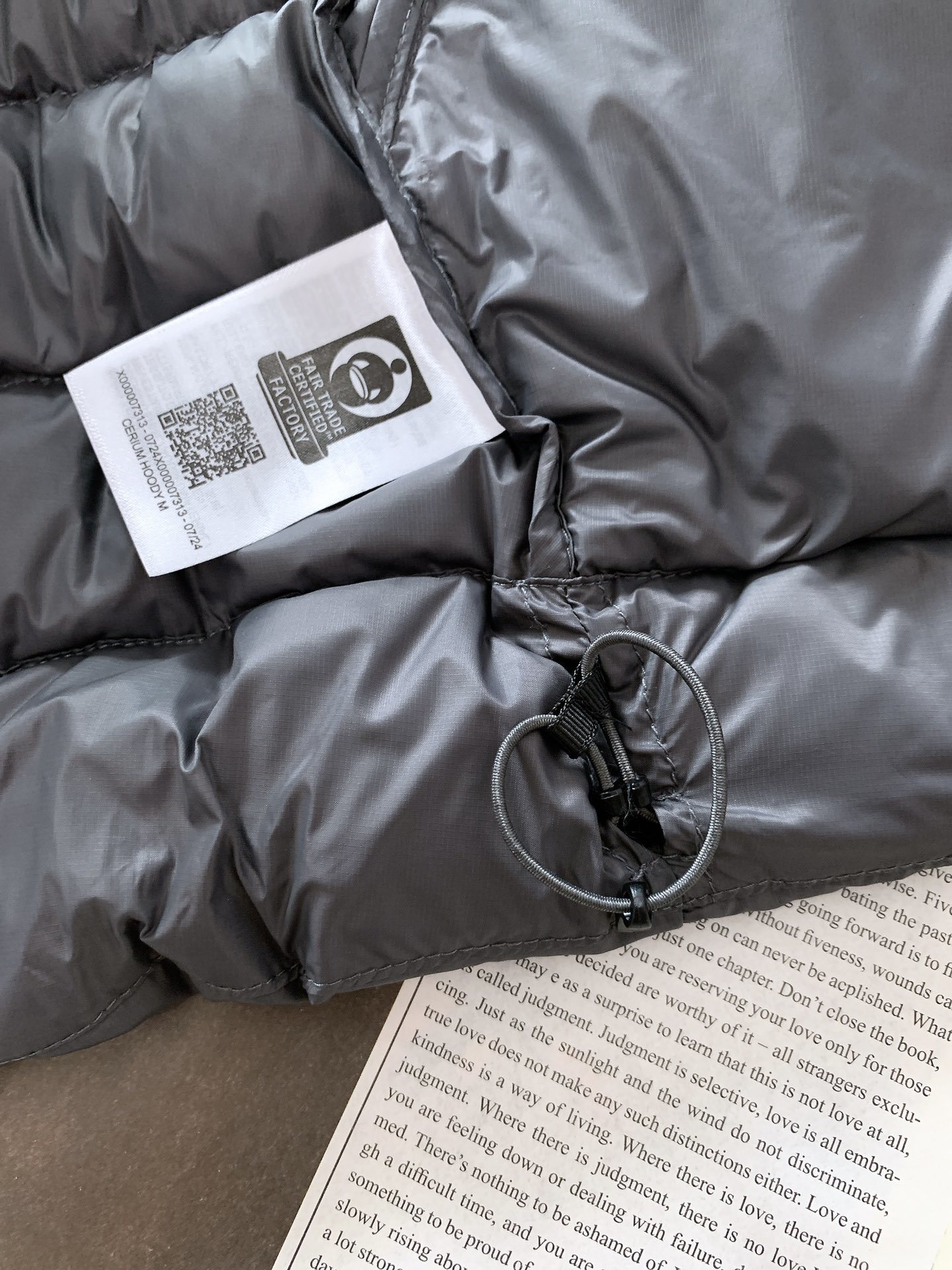 ARCTERYX 始祖鸟 2025FW秋冬新品休闲连帽羽绒服:户外科技与保暖美学的硬核标杆选用填充90号