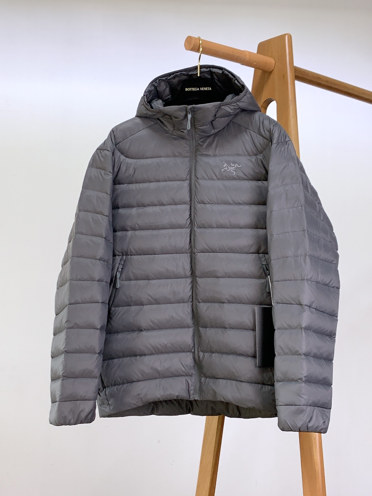 ARCTERYX 始祖鸟 2025FW秋冬新品休闲连帽羽绒服:户外科技与保暖美学的硬核标杆选用填充90号