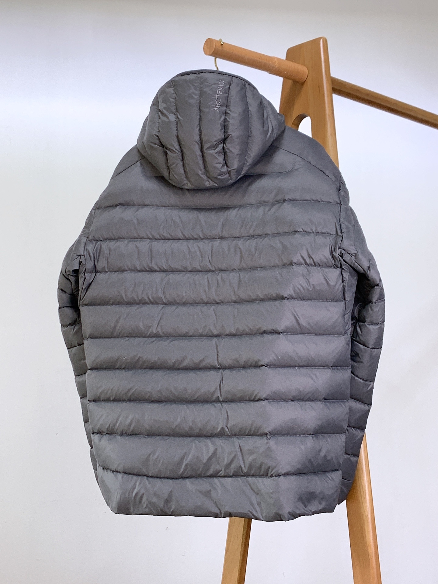ARCTERYX 始祖鸟 2025FW秋冬新品休闲连帽羽绒服:户外科技与保暖美学的硬核标杆选用填充90号