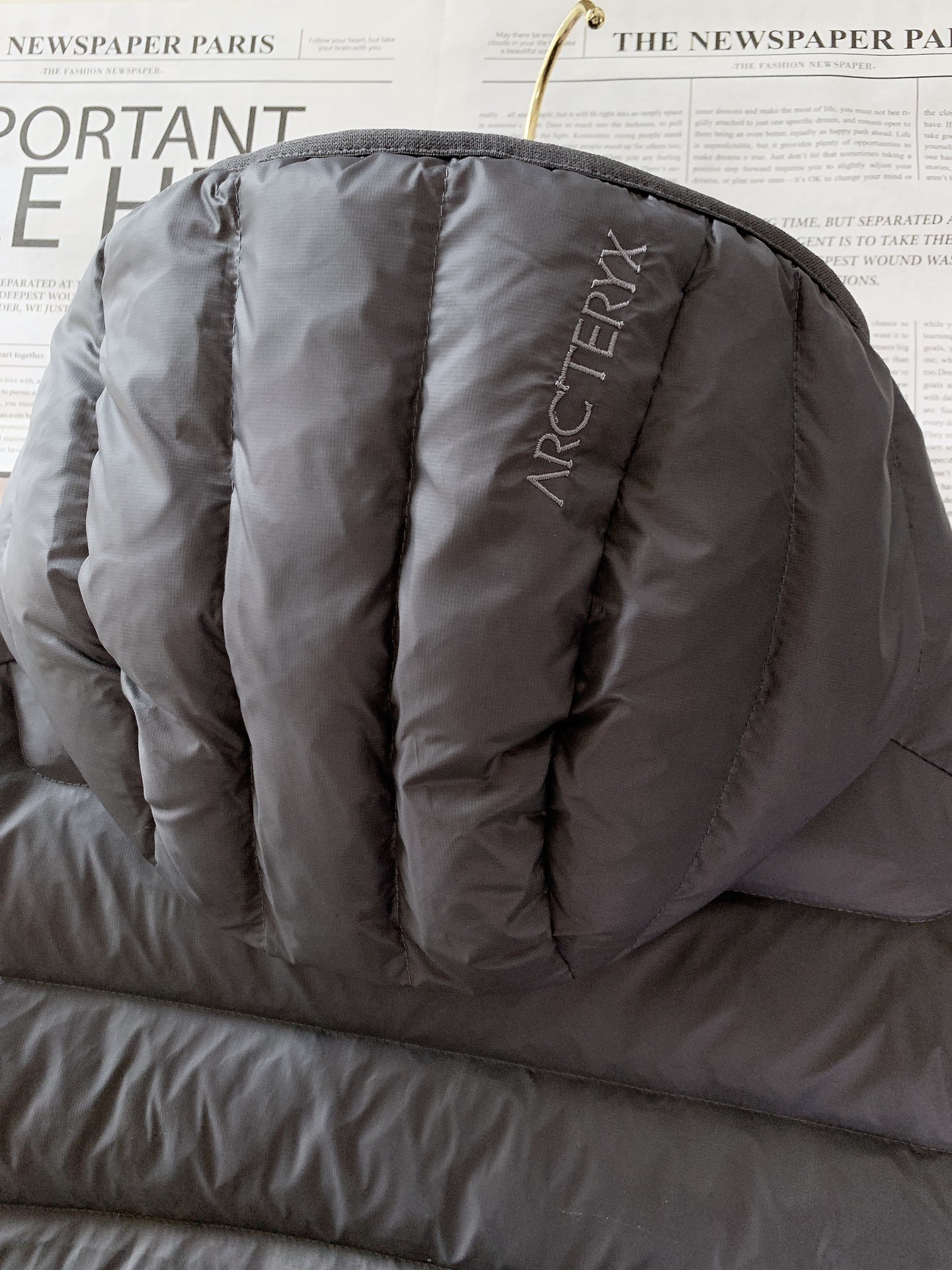 ARCTERYX 始祖鸟 2025FW秋冬新品休闲连帽羽绒服:户外科技与保暖美学的硬核标杆选用填充90号