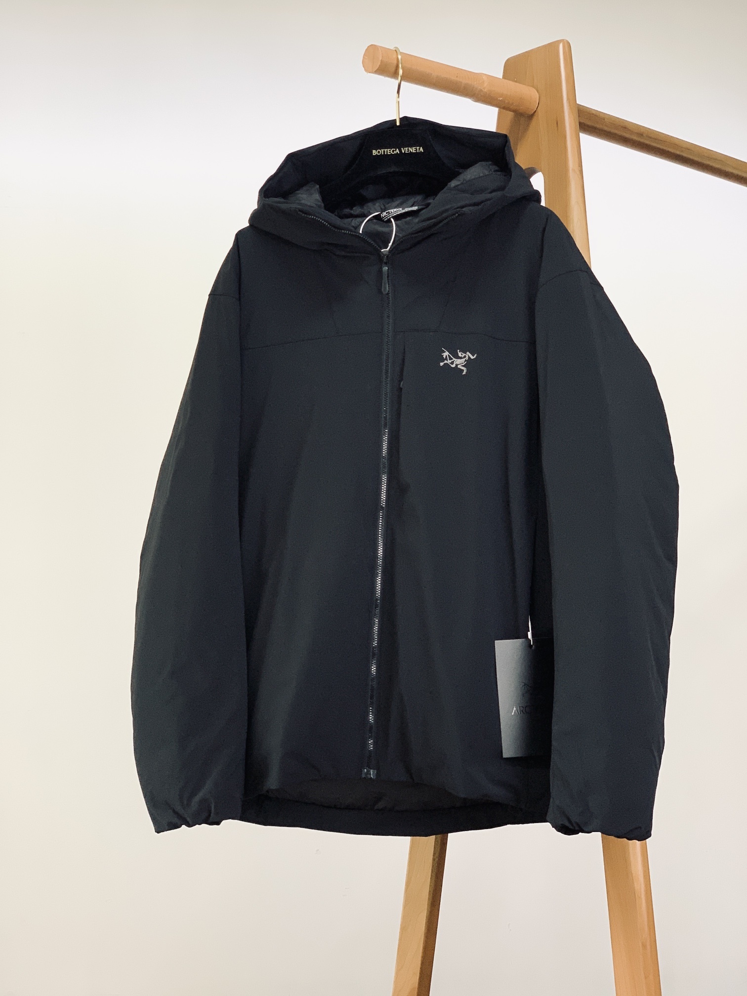 ARCTERYX 始祖鸟 2025FW秋冬新品休闲连帽羽绒服:户外科技与御寒美学的硬核结合采用品牌标志性