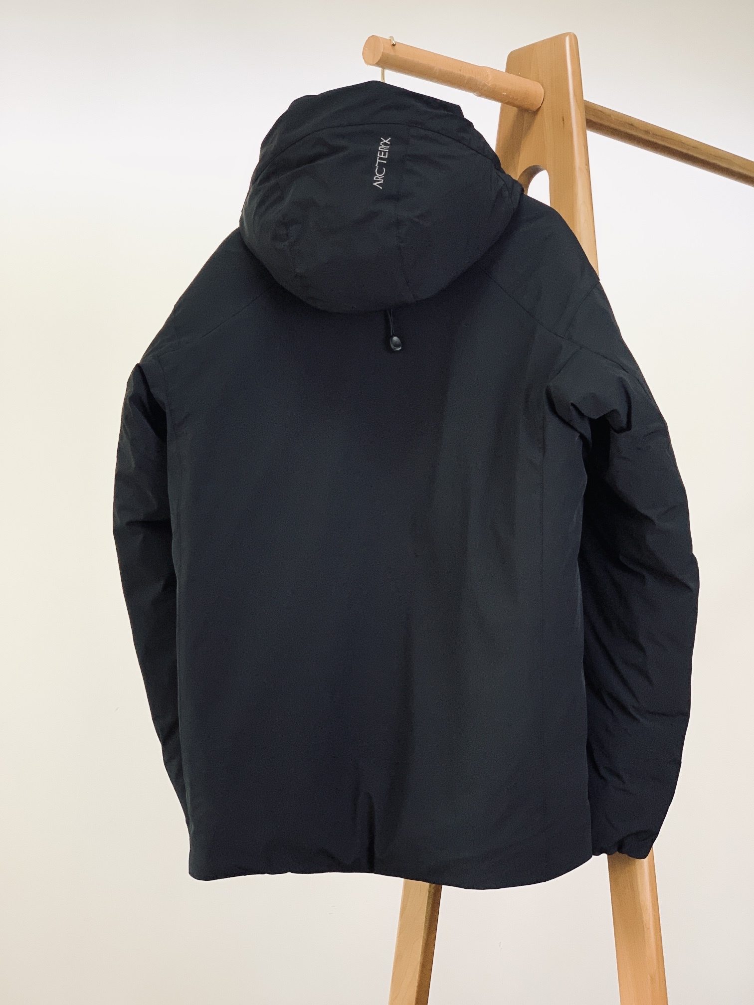 ARCTERYX 始祖鸟 2025FW秋冬新品休闲连帽羽绒服:户外科技与御寒美学的硬核结合采用品牌标志性