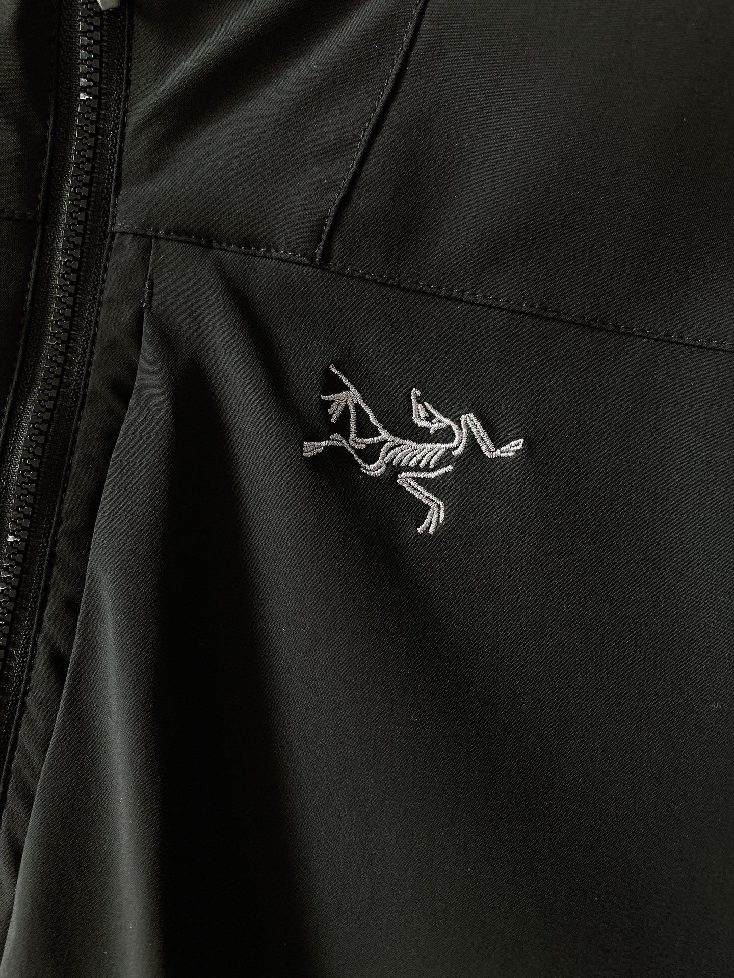 ARCTERYX 始祖鸟 2025FW秋冬新品休闲连帽羽绒服:户外科技与御寒美学的硬核结合采用品牌标志性