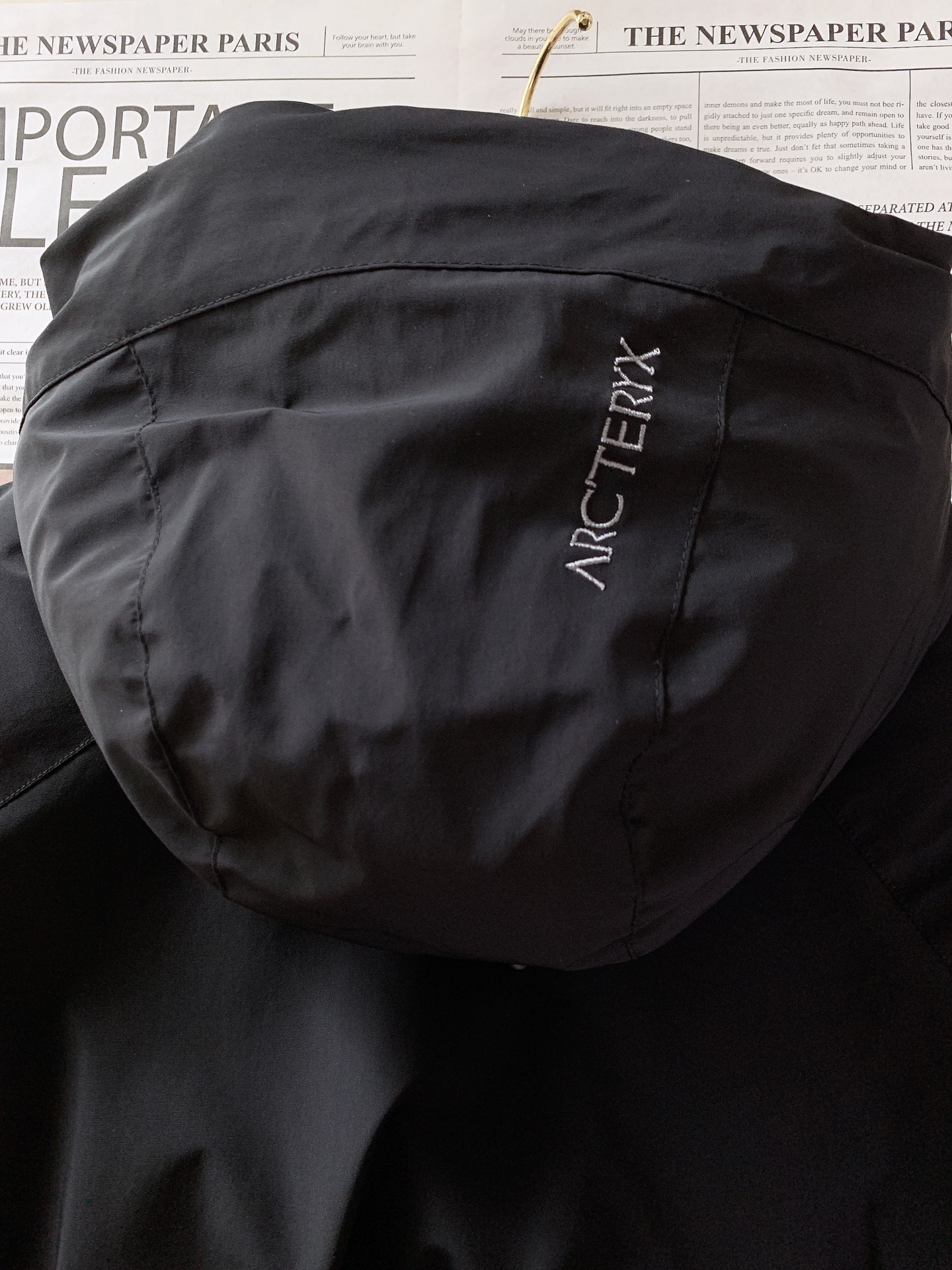 ARCTERYX 始祖鸟 2025FW秋冬新品休闲连帽羽绒服:户外科技与御寒美学的硬核结合采用品牌标志性
