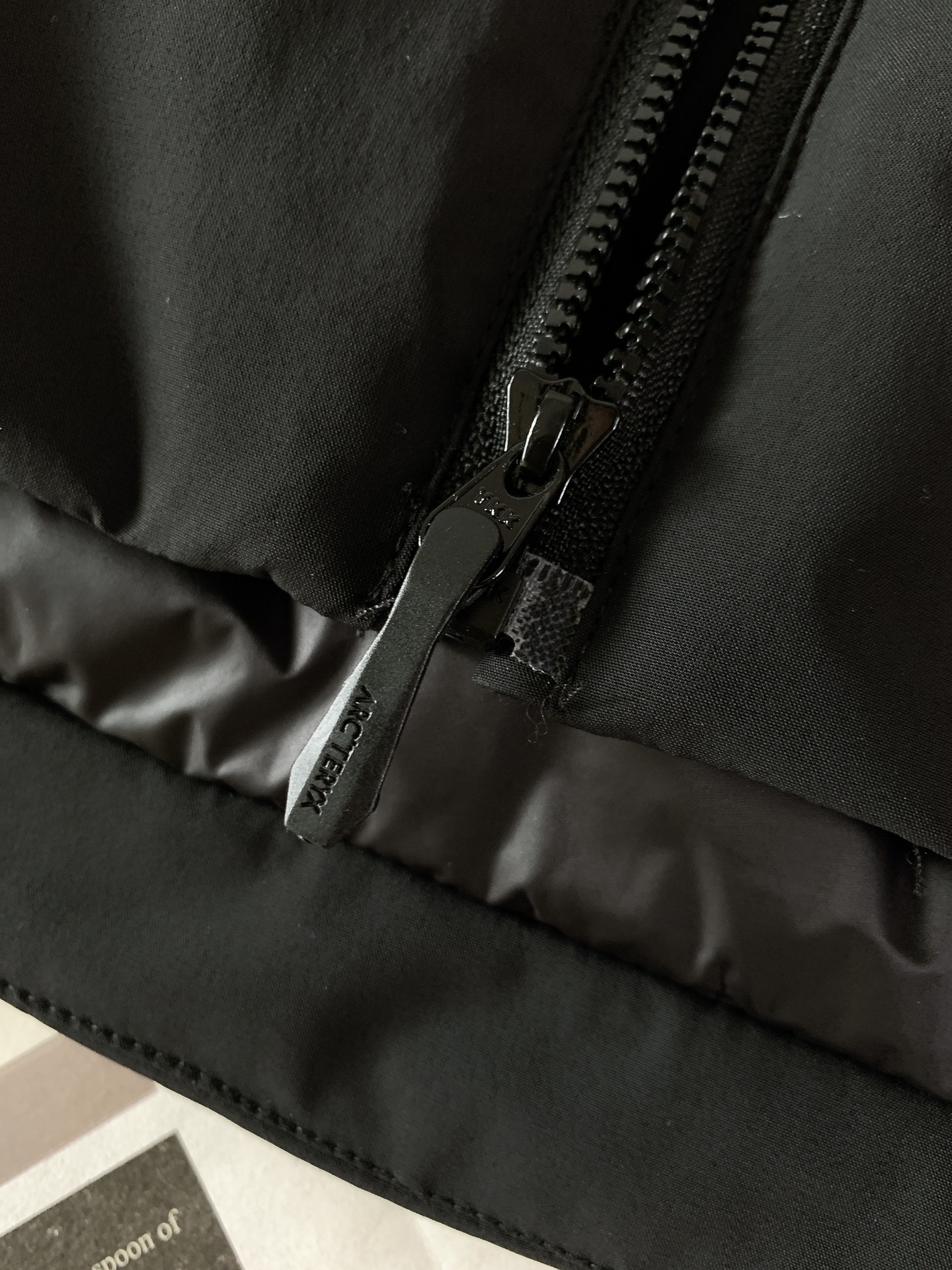 ARCTERYX 始祖鸟 2025FW秋冬新品休闲连帽羽绒服:户外科技与御寒美学的硬核结合采用品牌标志性