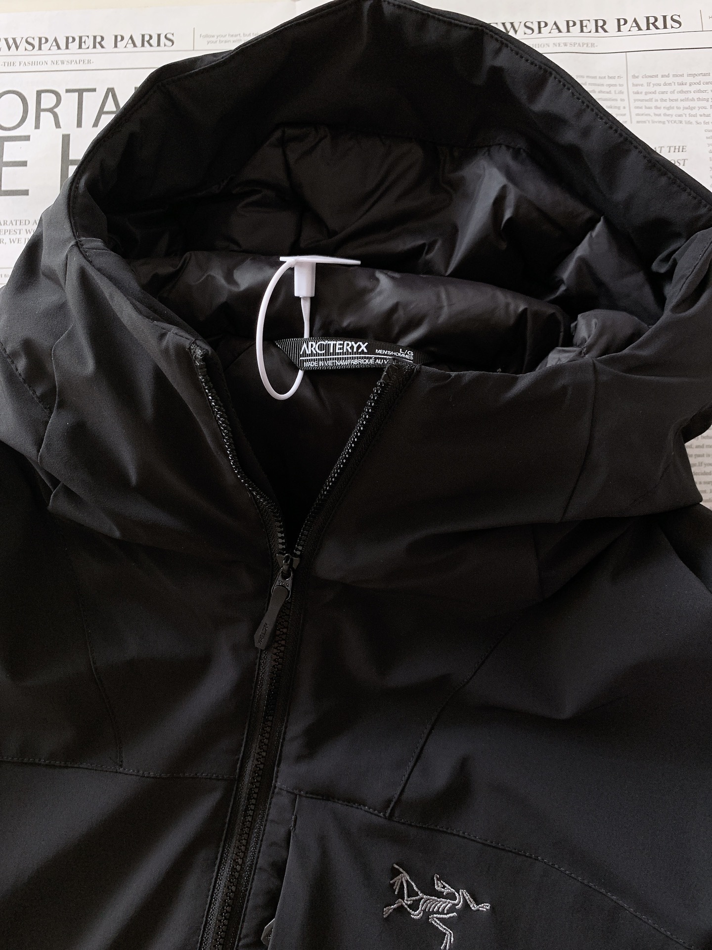 ARCTERYX 始祖鸟 2025FW秋冬新品休闲连帽羽绒服:户外科技与御寒美学的硬核结合采用品牌标志性