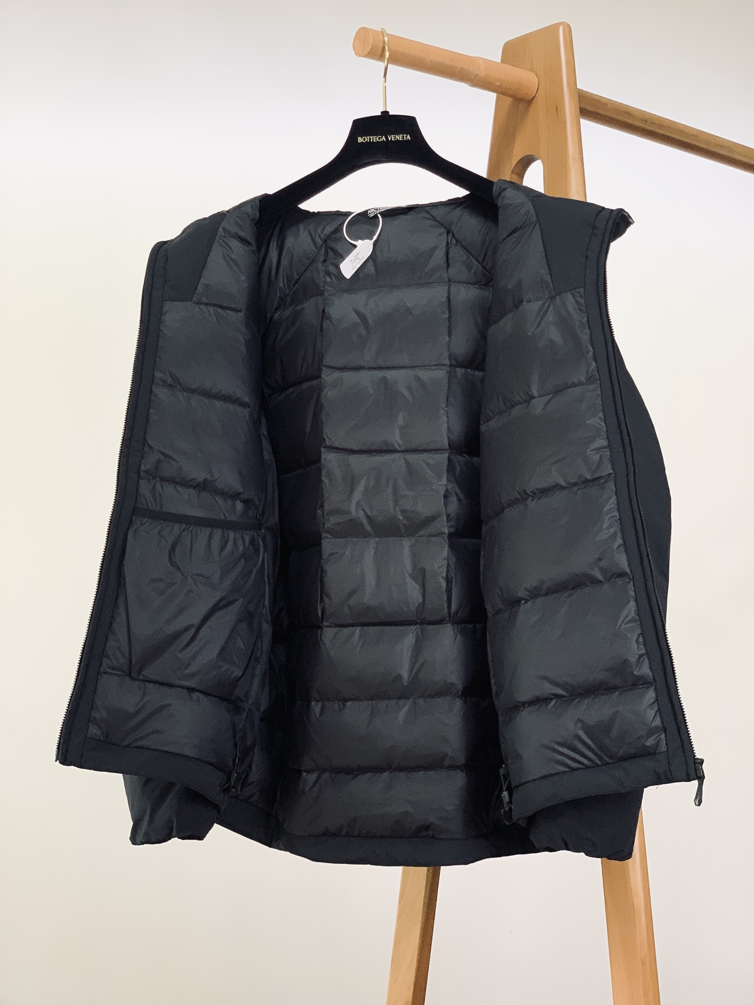 ARCTERYX 始祖鸟 2025FW秋冬新品休闲连帽羽绒服:户外科技与御寒美学的硬核结合采用品牌标志性