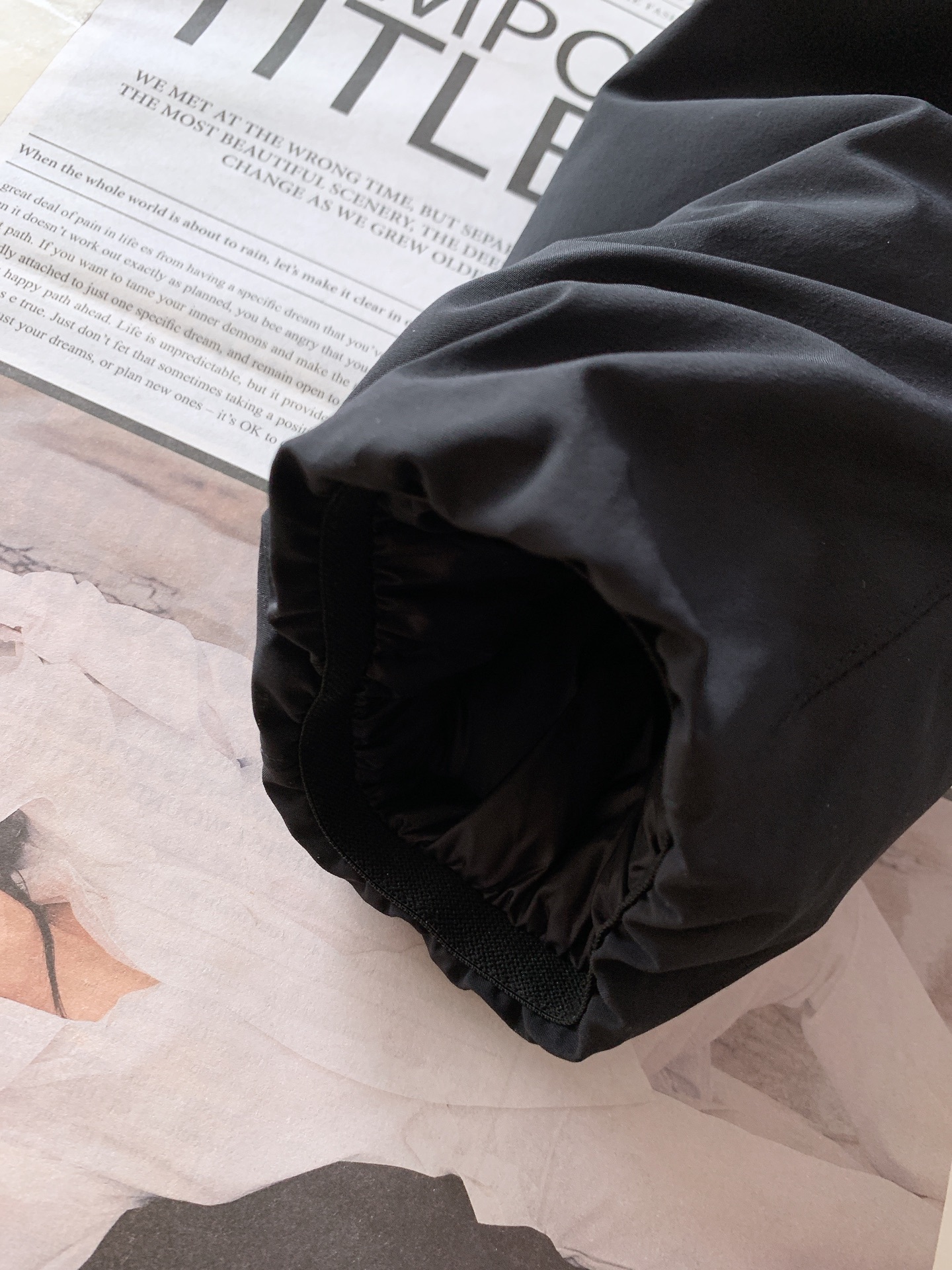 ARCTERYX 始祖鸟 2025FW秋冬新品休闲连帽羽绒服:户外科技与御寒美学的硬核结合采用品牌标志性