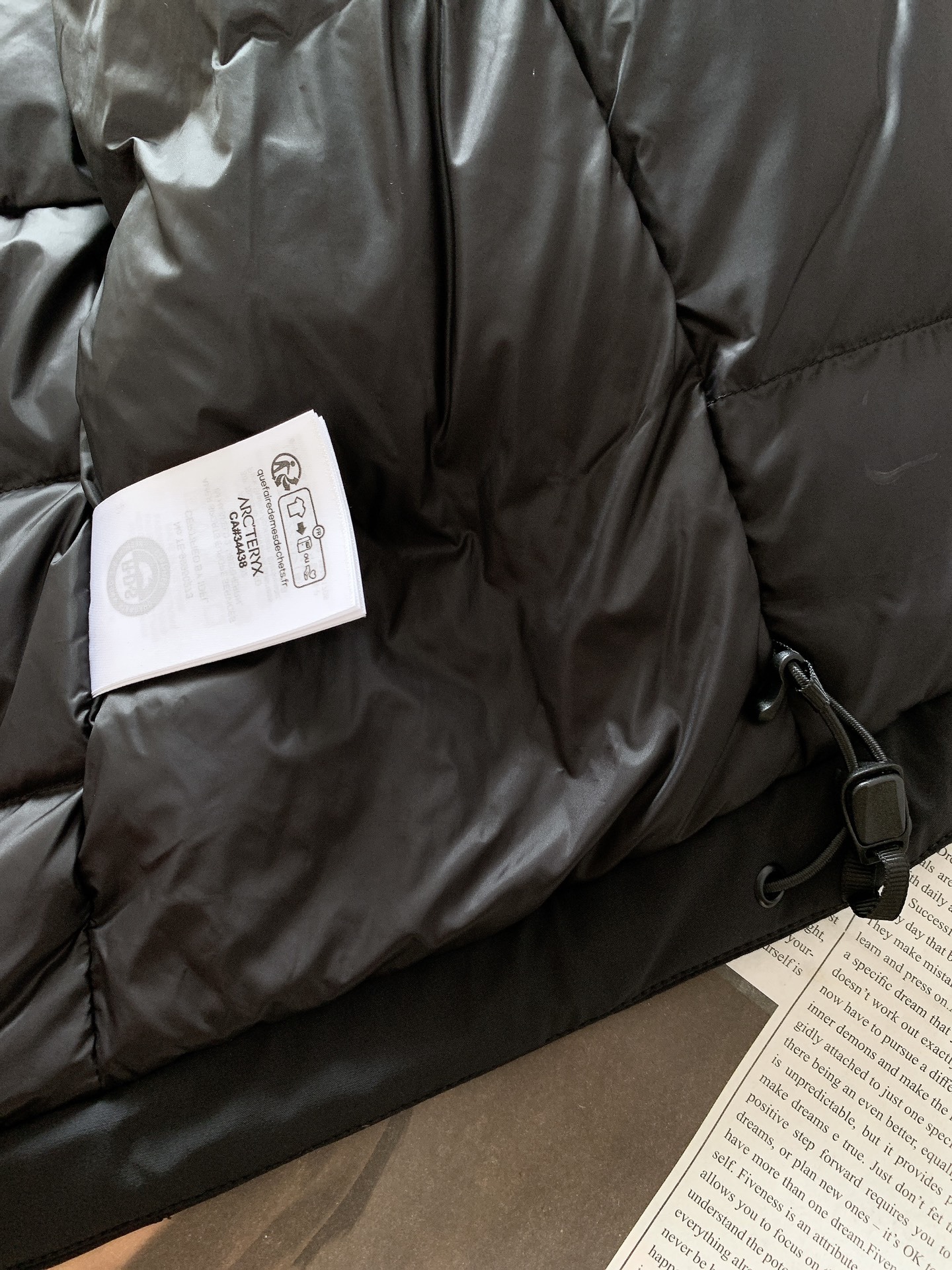 ARCTERYX 始祖鸟 2025FW秋冬新品休闲连帽羽绒服:户外科技与御寒美学的硬核结合采用品牌标志性
